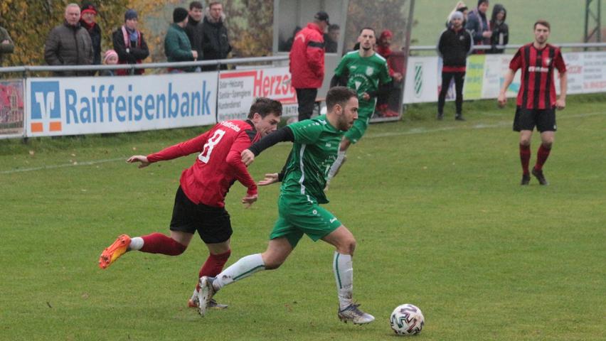 Schlusslicht Wettelsheim (in Grün) musste sich dem Spitzenreiter Aufkirchen in der Bezirksliga nur knapp mit 1:2 geschlagen geben.
