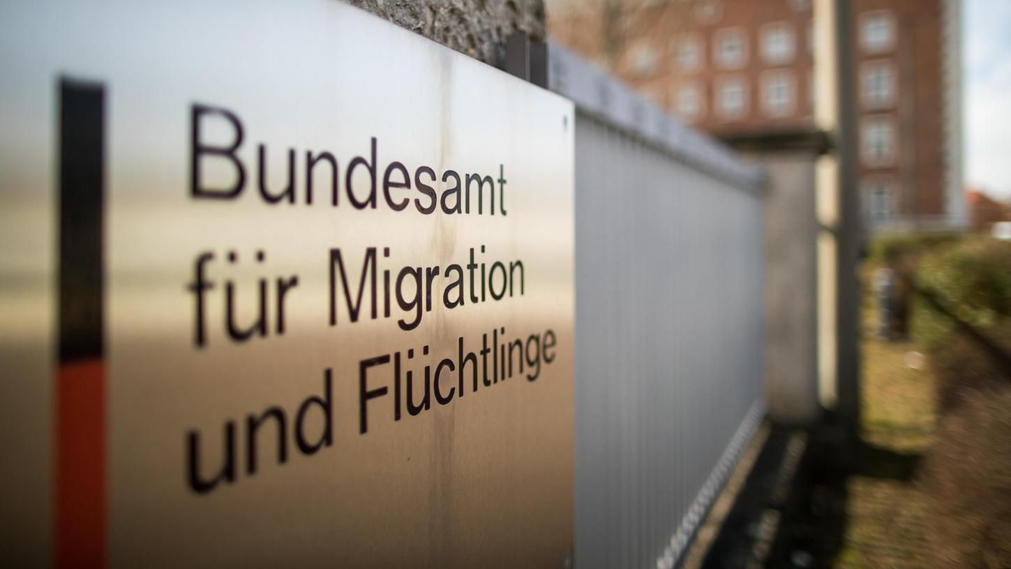 Im Bamf entscheidet er über Asylanträge, auf Facebook diffamierte er Angela Merkel und Frank-Walter Steinmeier. Im Arbeitsgericht Nürnberg wird über eine fristlose Kündigung gestritten.