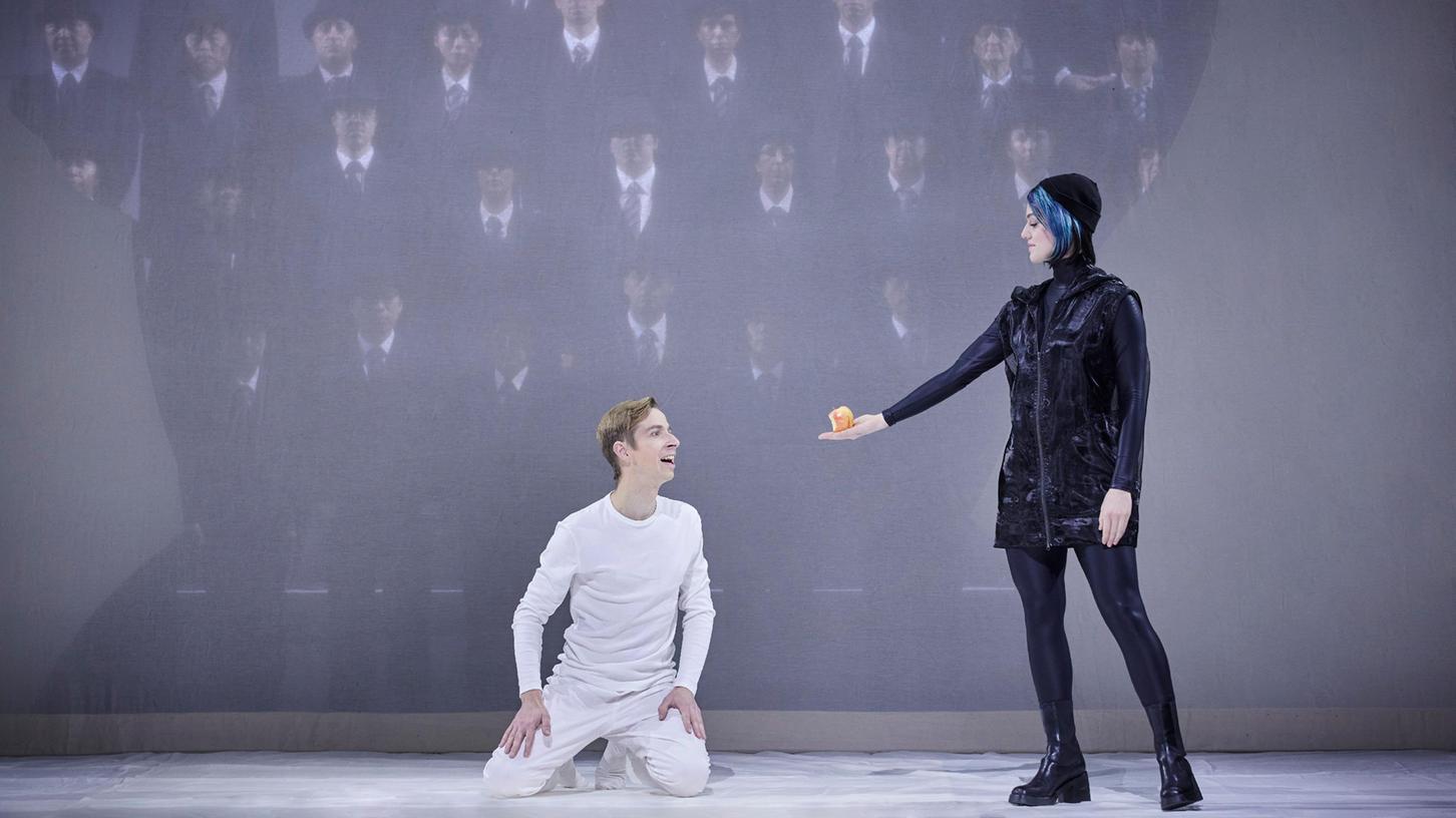Turing (Martin Platz) und Madame KI (Andromahi Raptis). Probenszene der Uraufführung der Oper "Turing" von Anno Schreier am 26. November 2022 am Opernhaus Nürnberg.
