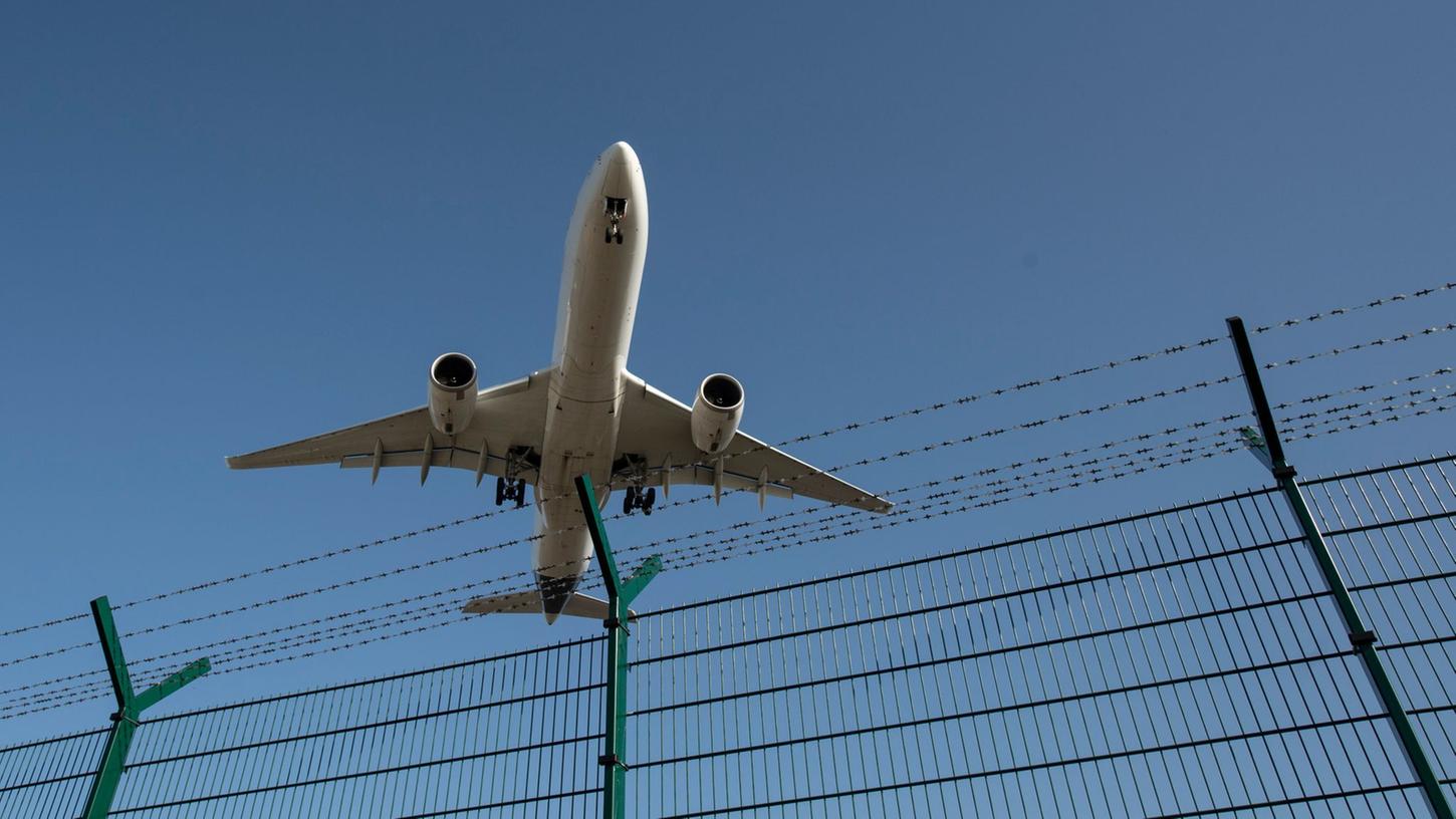 Die Flugverkehr ist stark ausgelastet, was die Preise steigen lässt.