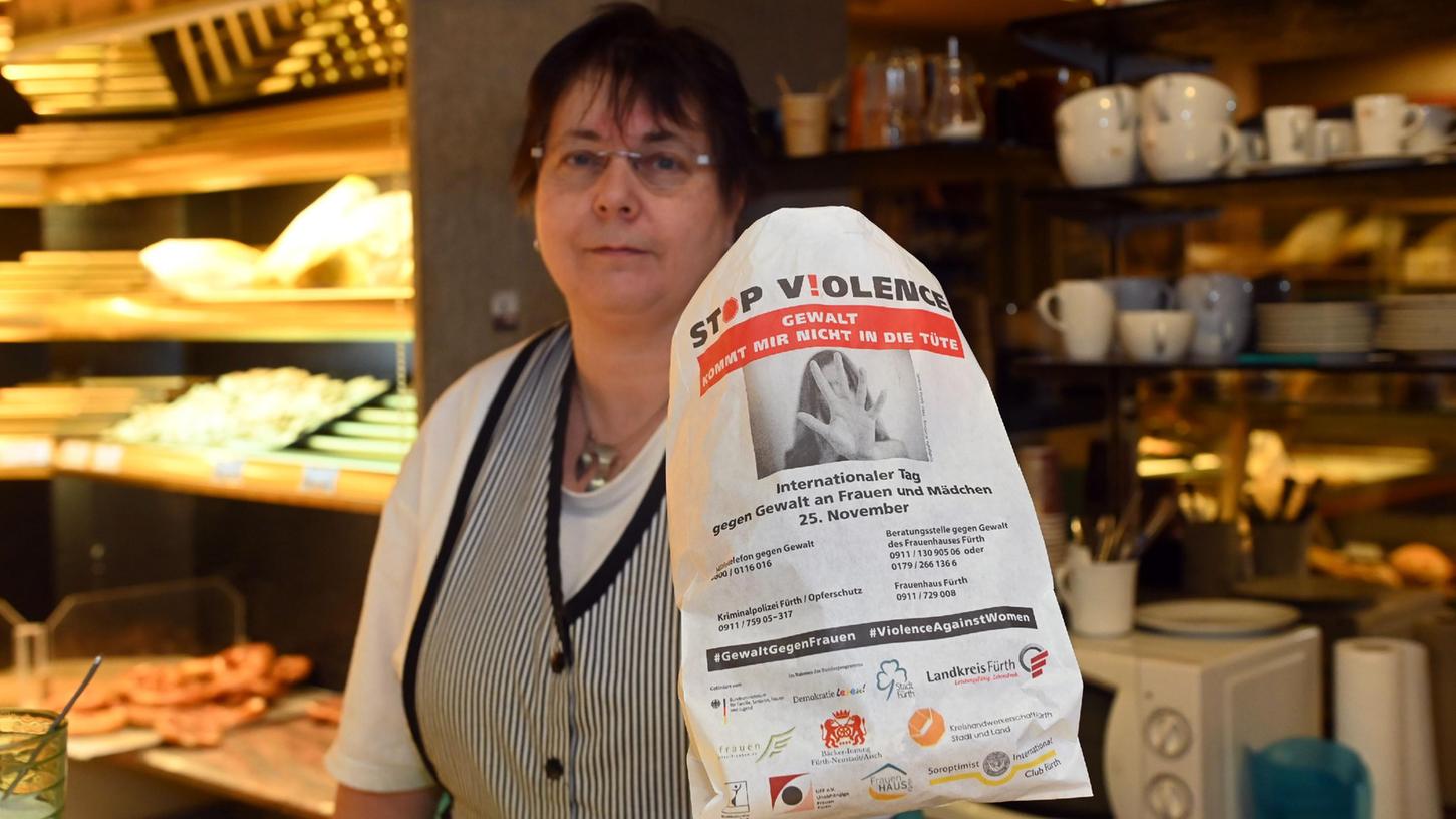 „Stop Violence“ steht auf der Tüte: Viele Bäckereien in Stadt und Landkreis Fürth beteiligen sich an der Aktion – wie hier die Bäckerei Wild in der Südstadt.