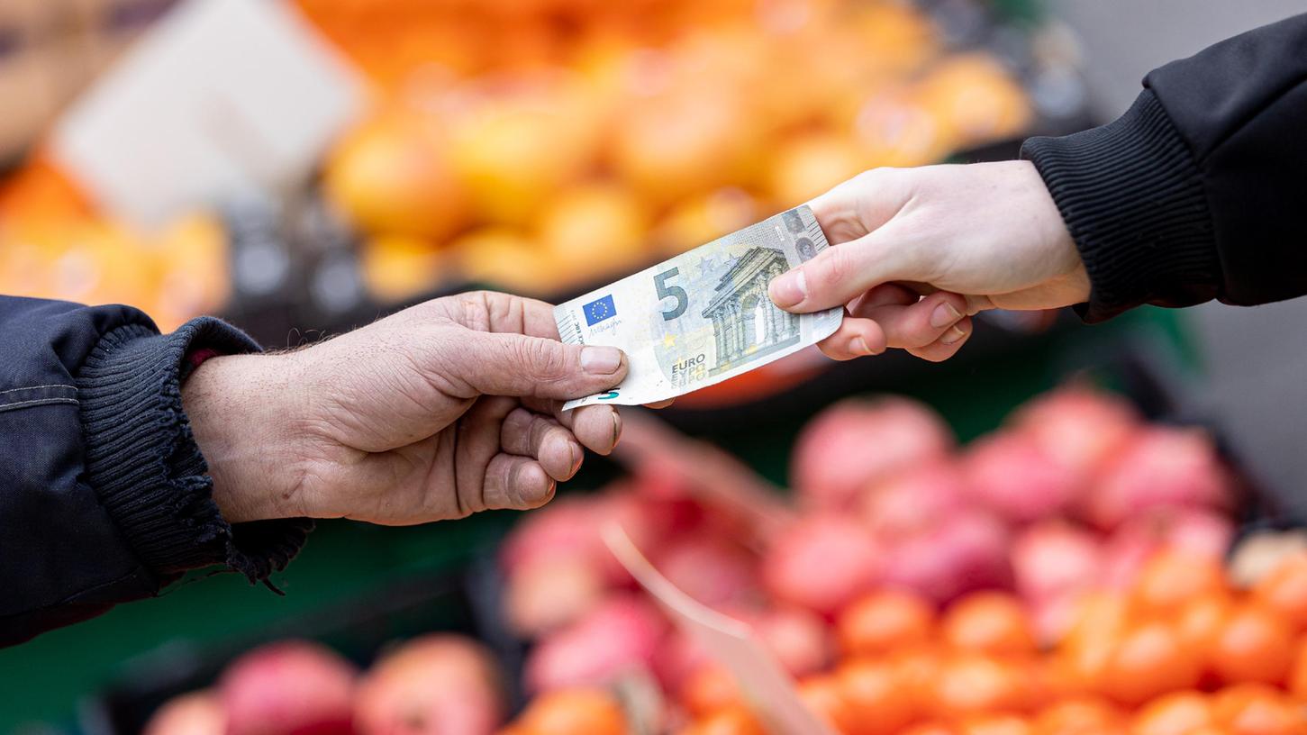 Nicht nur Lebensmittel sind teuer geworden, auch für andere Produkte müssen Verbraucherinnen und Verbraucher tiefer in die Tasche greifen. Nicht nur Lebensmittel sind teuer geworden, auch für andere Produkte müssen Verbraucherinnen und Verbraucher tiefer in die Tasche greifen.