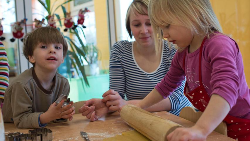 Die Volkshochschule Weißenburg bittet am Freitag von 15 bis 18 Uhr in die Weihnachtsbäckerei. Kinder zwischen 6 und 12 Jahren können sich im Plätzchenbacken versuchen. Eine vorherige Anmeldung ist nötig. Alle Infos zur Veranstaltung erhalten Sie hier.
