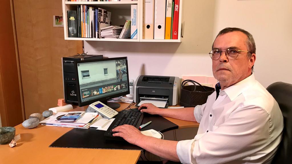Alfred Schuller hatte sich intensiv um eine Nachfolge für seine Praxis bemüht; sogar kleine Videos wurden gedreht, über die auch der BR berichtet hatte. Alfred Schuller hatte sich intensiv um eine Nachfolge für seine Praxis bemüht; sogar kleine Videos wurden gedreht, über die auch der BR berichtet hatte.