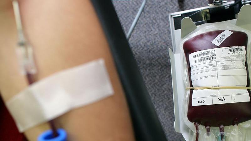 Ein kurzer Pieks, der Leben retten kann: Obwohl die meisten wissen, wie wichtig Blutspenden ist, tun sie es nicht. Besonders in Großstädten wie Fürth fehlt die Bereitschaft.