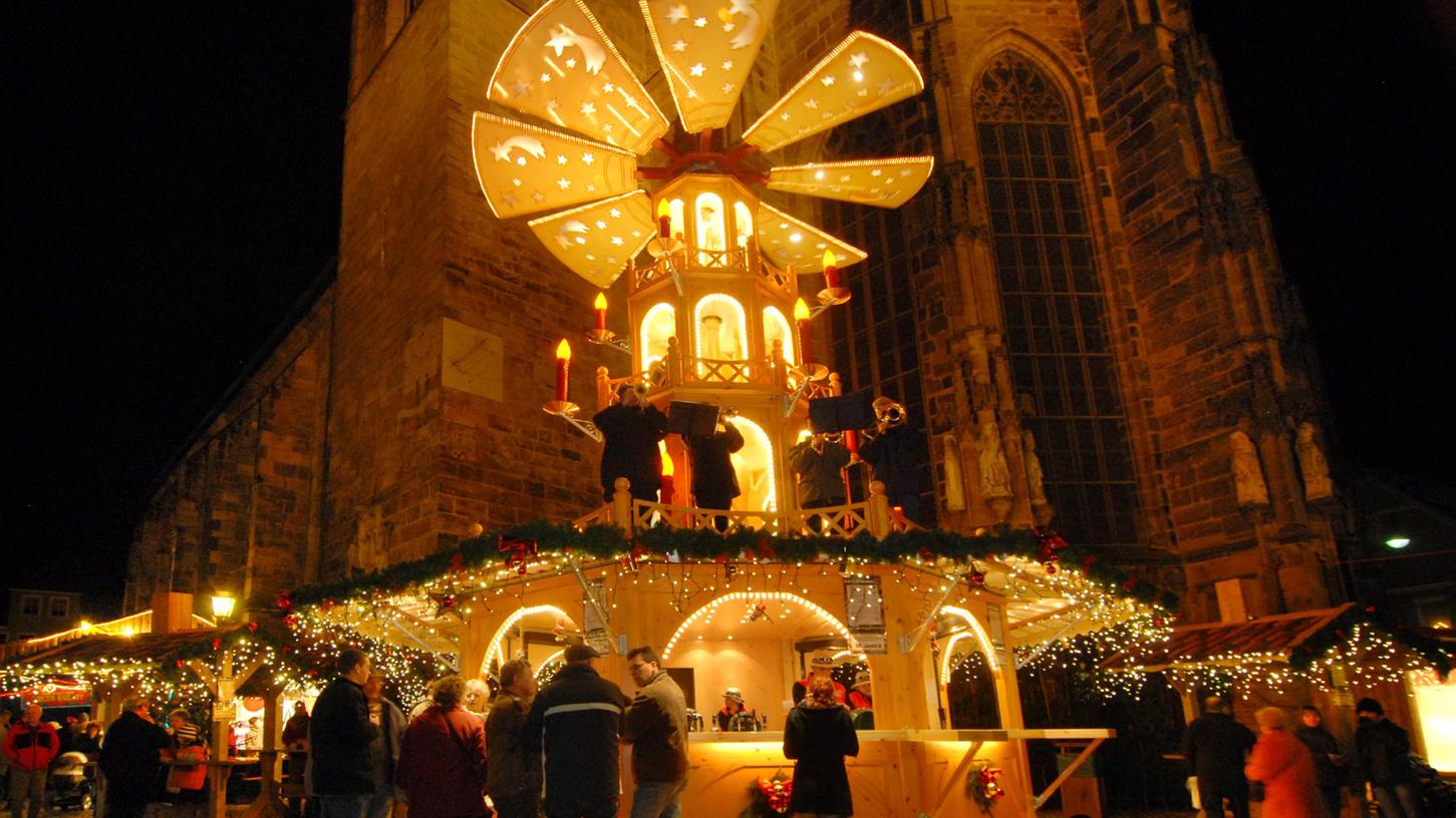 Der Weihnachtsmarkt in Ansbach lockt auf viele Menschen in die Stadt, die schon auf der Suche nach Weihnachtsgeschenken sind. 