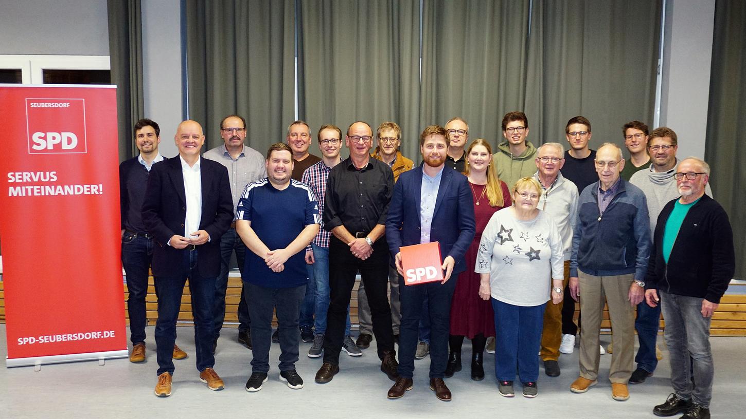 Die Sozialdemokraten in der Gemeinde Seubersdorf haben einstimmig Andreas Steiner (Mitte) zu ihrem Bürgermeisterkandidaten gewählt.