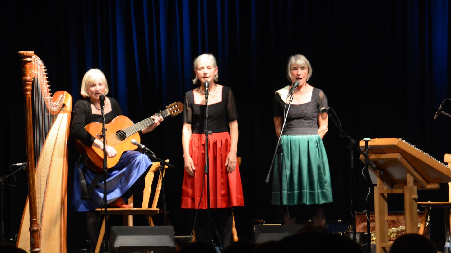 Burgi, Bärbi und Moni Well (von links) präsentierten bayerische Stubenmusik mit Biss.