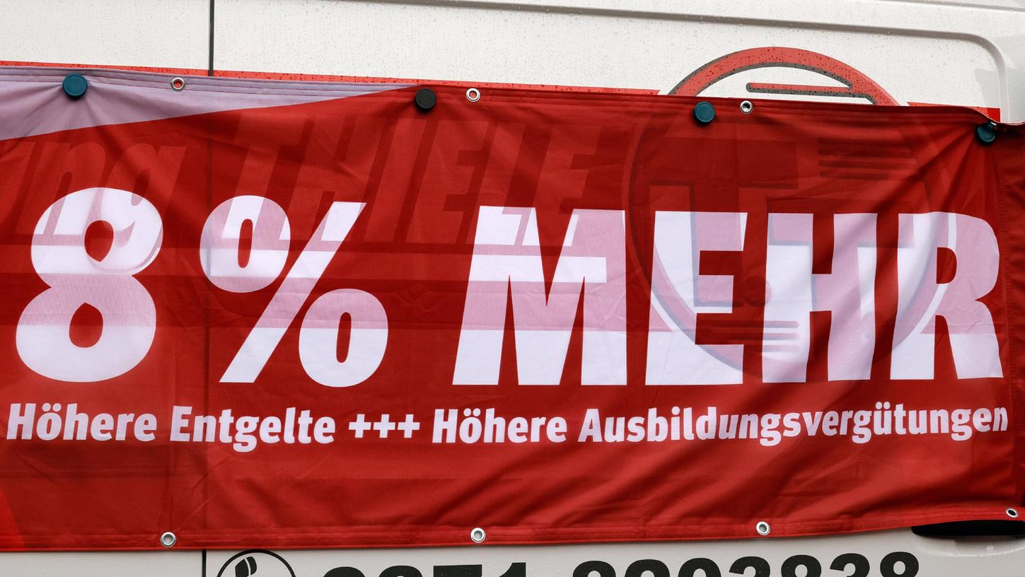 "8% mehr" Lohn und Gehalt verlangen diese Streikenden bei einem Warnstreik der IG Metall in Chemnitz. Für die Beschäftigten in Bayern gibt es jetzt eine Lösung im Tarifkonflikt.
