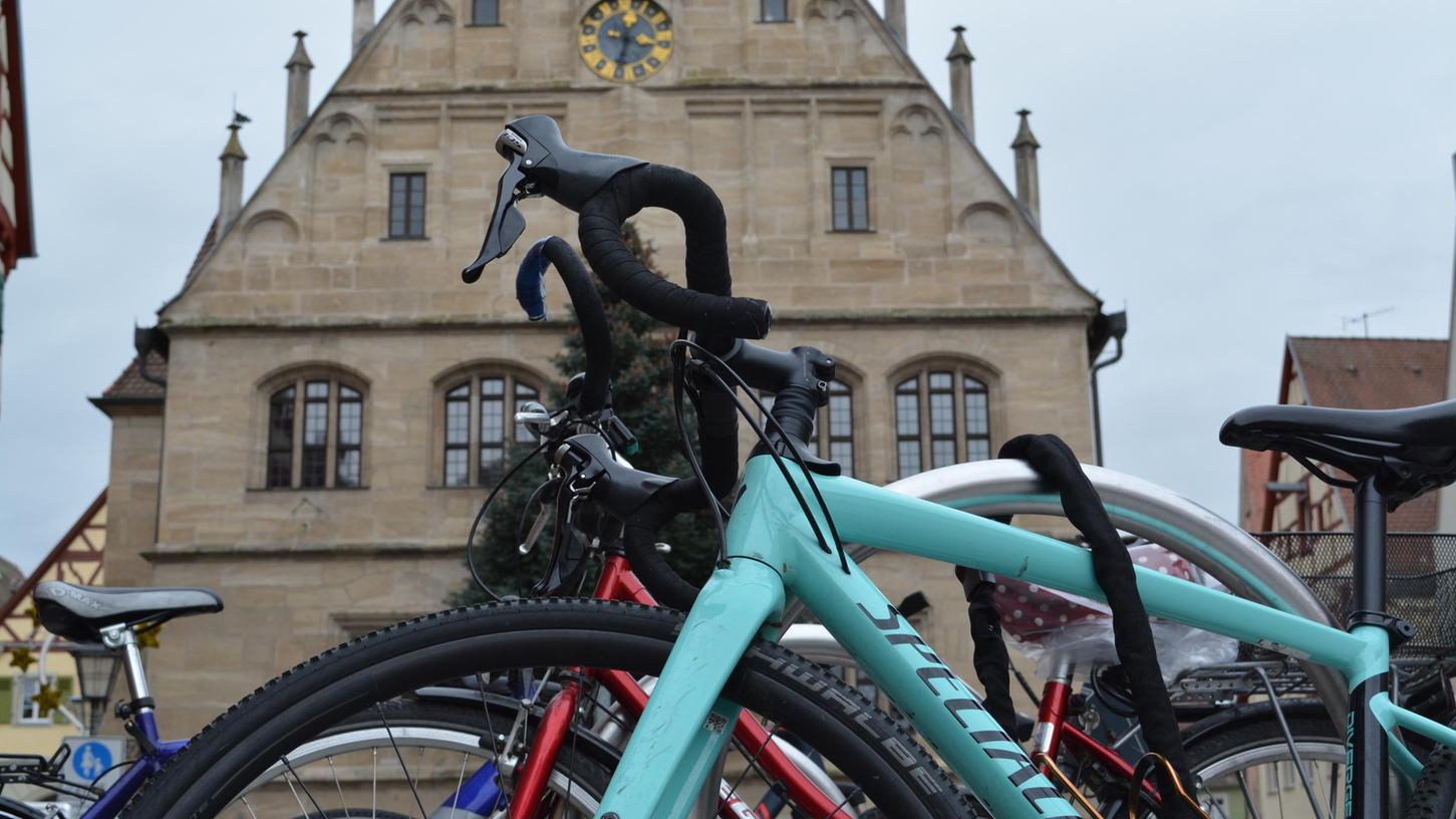 Der ADFC wünscht sich mehr Platz für den Radverkehr in der Weißenburger Altstadt. Den würde es mit dem Beschluss des Bauausschusses aber nicht geben. Nun ruhen die Hoffnungen auf eine Vertagung der Entscheidung.
