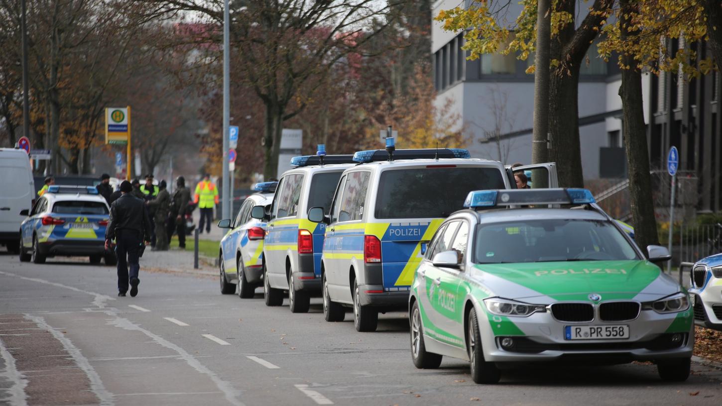 Aufgrund einer anzunehmenden Lebensgefahr waren die Einsatzkräfte unter Leitung der Polizeiinspektion Regensburg Süd zu einem Einschreiten gezwungen.