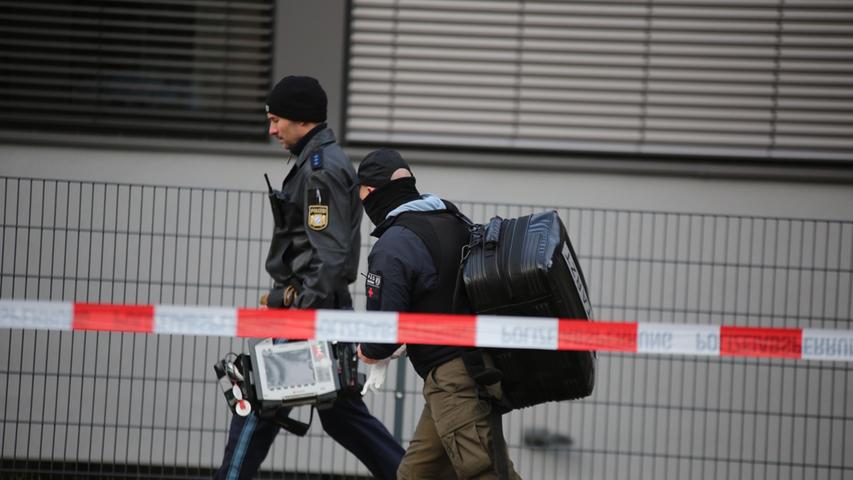 "Durch die vorliegenden Schilderungen bestand der Verdacht, dass der Ex-Lebensgefährte den 26-Jährigen unter Einsatz eines Messers mit dem Tode bedrohen oder gar als Geisel halten könnte", schreibt das Polizeipräsidium Oberpfalz in der Pressemeldung.