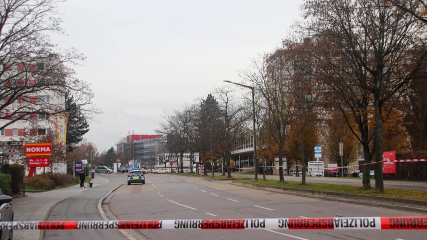 Am Dienstagmorgen (22.11.2022) teilte eine junge Frau gegen 09:20 Uhr der Polizei Oberpfalz mit, dass sich ihr 26-jähriger Bruder in der Gewalt ihres ehemaligen 30-jährigen Lebensgefährten befinden würde. Die Schilderungen deuteten auf ein akutes Bedrohungsszenario in der Puricellistraße unter den zwei wohl einander bekannten Männern hin. Durch die vorliegenden Schilderungen bestand der Verdacht, dass der Ex-Lebensgefährte den 26-Jährigen unter Einsatz eines Messers mit dem Tode bedrohen oder gar als Geisel halten könnte. Aufgrund der anzunehmenden Lebensgefahr waren die Einsatzkräfte unter Leitung der Polizeiinspektion Regensburg Süd zu einem angepassten und umsichtigen Einschreiten gezwungen. Gegen 14.45 Uhr trafen positionierte Spezialeinsatzkräfte vor der beschriebenen Wohnung lediglich auf das vermeintliche 26-jährige Opfer. Derzeit wird geprüft, ob von Beteiligten eine Gefahrenlage lediglich vorgetäuscht wurde. Unter Umständen könnten dadurch auch Straftatbestände erfüllt sein. Die weiteren Ermittlungen werden von der Polizeiinspektion Regensburg Süd und der Staatsanwaltschaft Regensburg geführt.