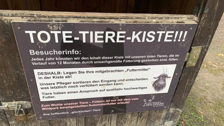 "Jedes Jahr könnten wir den Inhalt dieser Kiste mit unseren toten Tieren, die im Verlauf von 12 Monaten durch unsachgemäße Fütterung gestorben sind, füllen", heißt es auf der Kiste. "Jedes Jahr könnten wir den Inhalt dieser Kiste mit unseren toten Tieren, die im Verlauf von 12 Monaten durch unsachgemäße Fütterung gestorben sind, füllen", heißt es auf der Kiste.