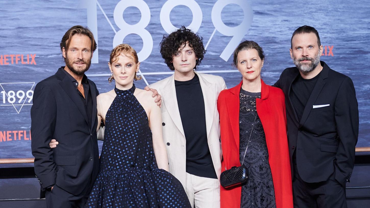 Die "1899"-Schauspieler Andreas Pietschmann, Emily Beecham, Aneurin Barnard, Jantje Friese und Baran Bo Odar (l-r) bei der Premiere der Netflix-Serie in Berlin.