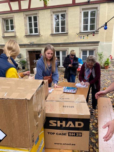 Im Gasthaus "Brandenburger Hof" in Weißenburg werden die Pakete für die Ukraine gesammelt. Beim Beladen der Transporter packen viele Freiwillige mit an.