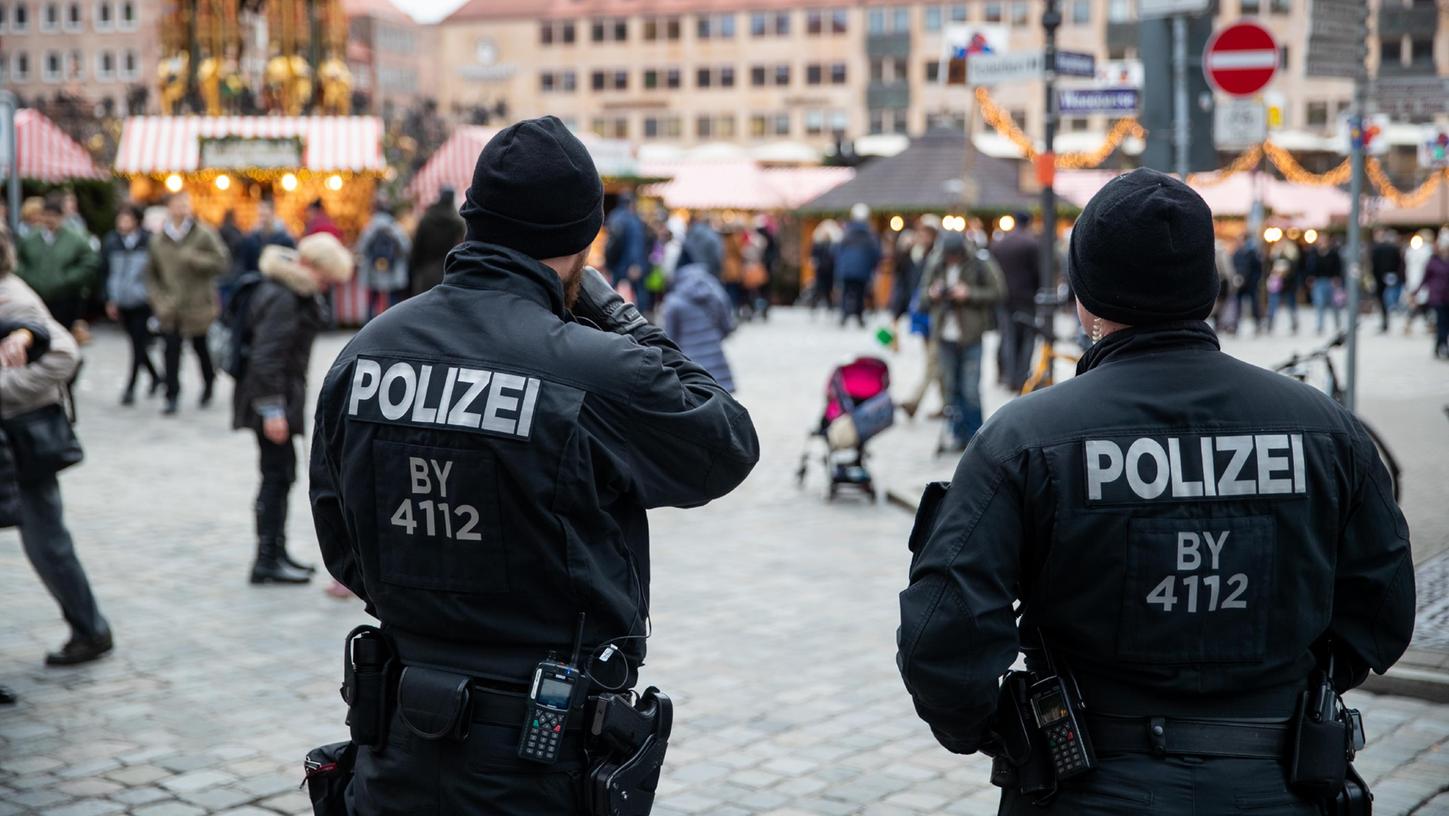 Polizisten stehen beim Nürnberger Christkindlesmarkt an einem Zufahrtsbereich. 
