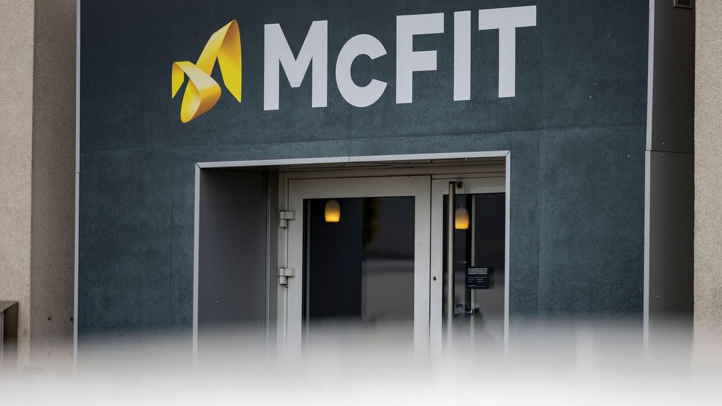 Der Eingangsbereich eines McFit-Fitnessstudios.