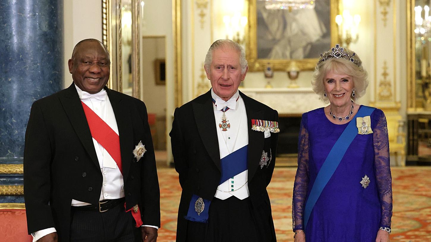 König Charles und Camilla mit dem südafrikanischen Präsidenten Cyril Ramaphosa im Buckingham Palace.