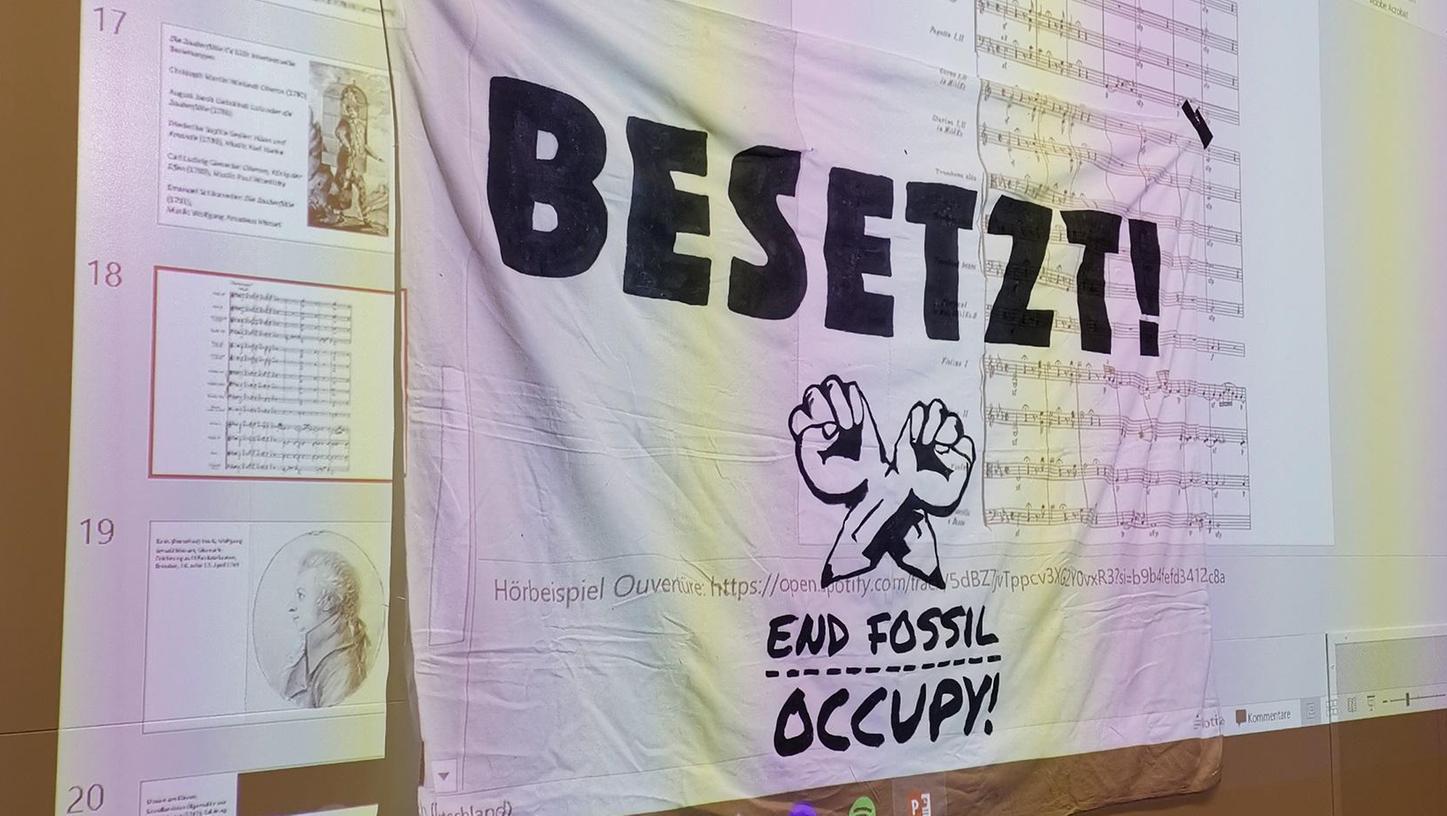 Besetzt! Dieses Banner haben Studierende an der Hochschule für Musik vergangene Woche aufgehängt. Jetzt streiken Aktivistinnen und Aktivisten an der Akademie der bildenden Künste. 