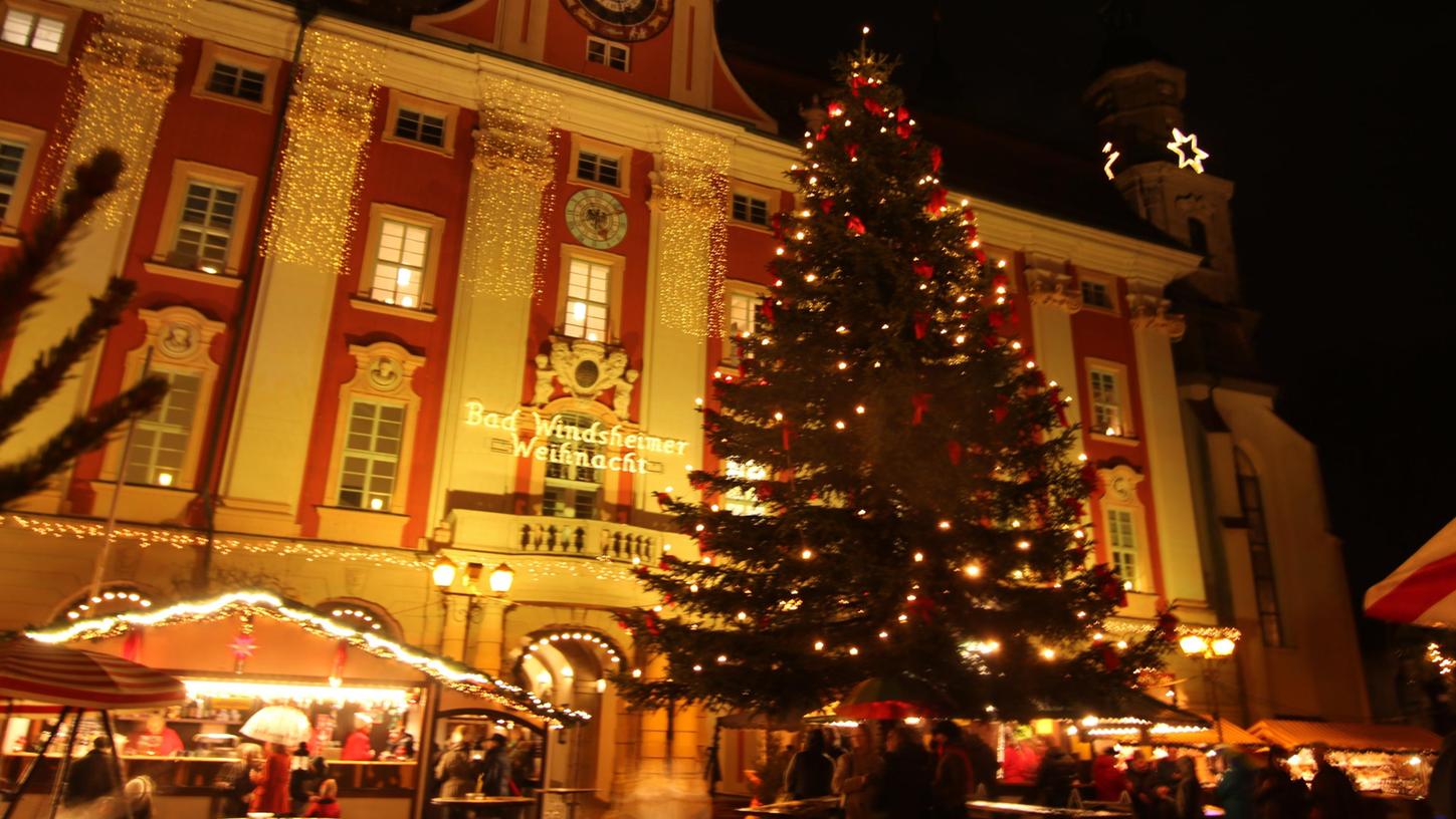 Viele Lichter, Weihnachtsstimmung und ein großer Baum: Der Reichsstädtische Weihnachtsmarkt in Bad Windsheim.
