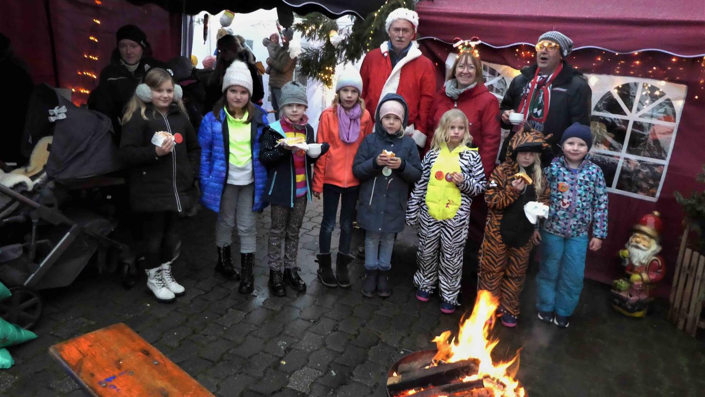 Zwischendurch wärmten sich mit den Kindern mal gerne auch der Nikolaus und seine himmlischen Boten am kräftig lodernden Lagerfeuer auf.