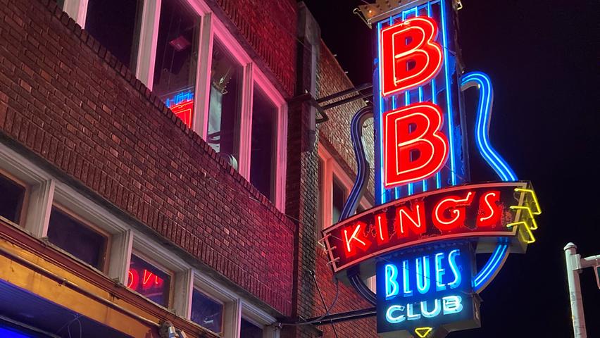 Unsere Reise beginnt in Memphis - in der "Heimat des Blues": Die Beale Street ist ein Muss für Besucherinnen und Besucher der Stadt. Selbst wenn einmal nicht so viel los sein sollte: In "BB King's Blues Club" gibt es fast immer Live-Musik zu hören.  Die spannende Reisereportage zu dieser Bildergalerie lesen Sie hier in unserem Premium-Portal nn.de