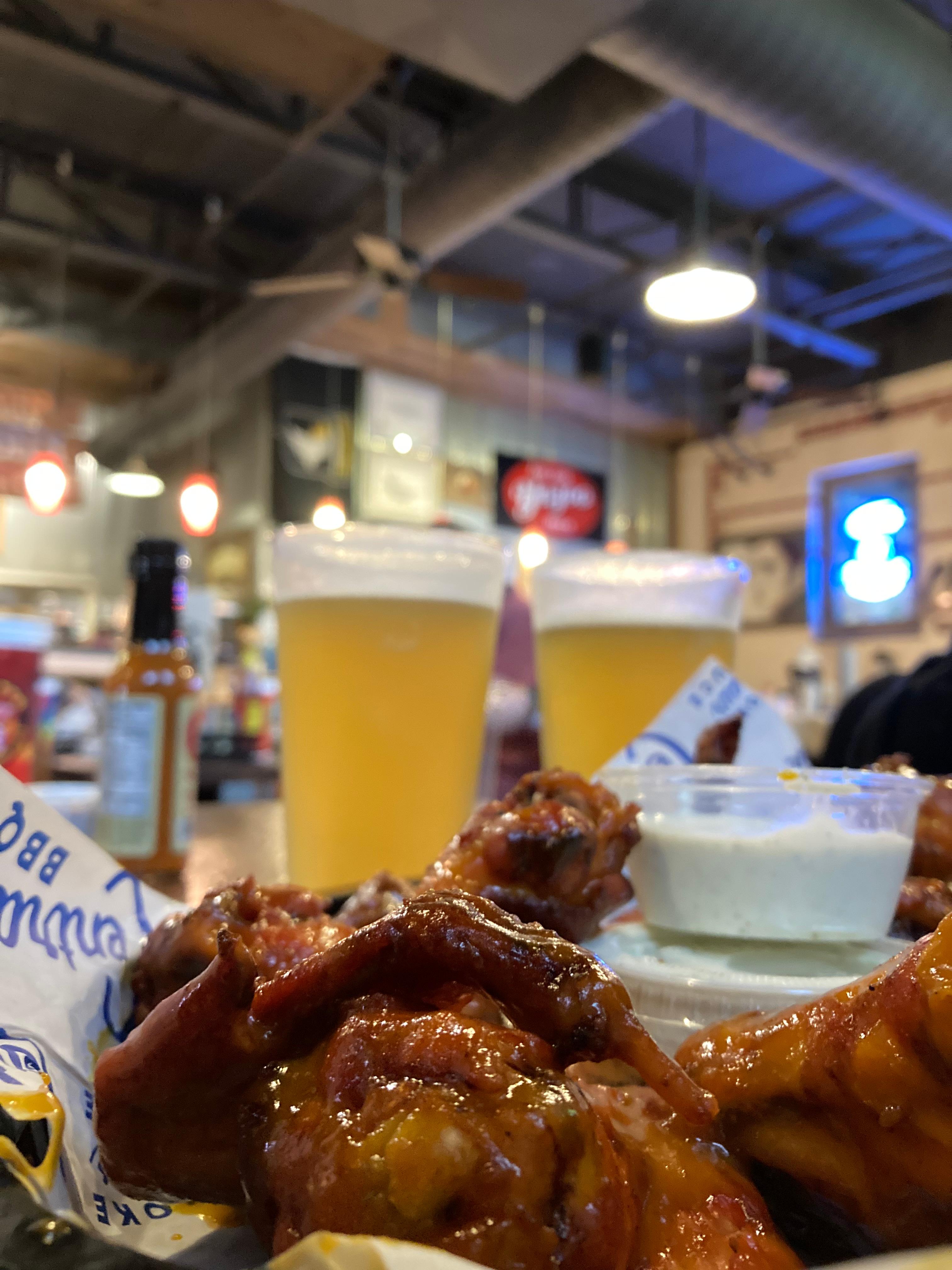 Ob Pulled Pork oder Chicken Wings: Zur Südstaatenküche gehört Barbecue einfach dazu - zum Beispiel das, was im "Central BBQ" serviert wird. Unbedingt probieren: die Marinade "Honey Gold", auf die sie in Memphis besonders stolz sind. 