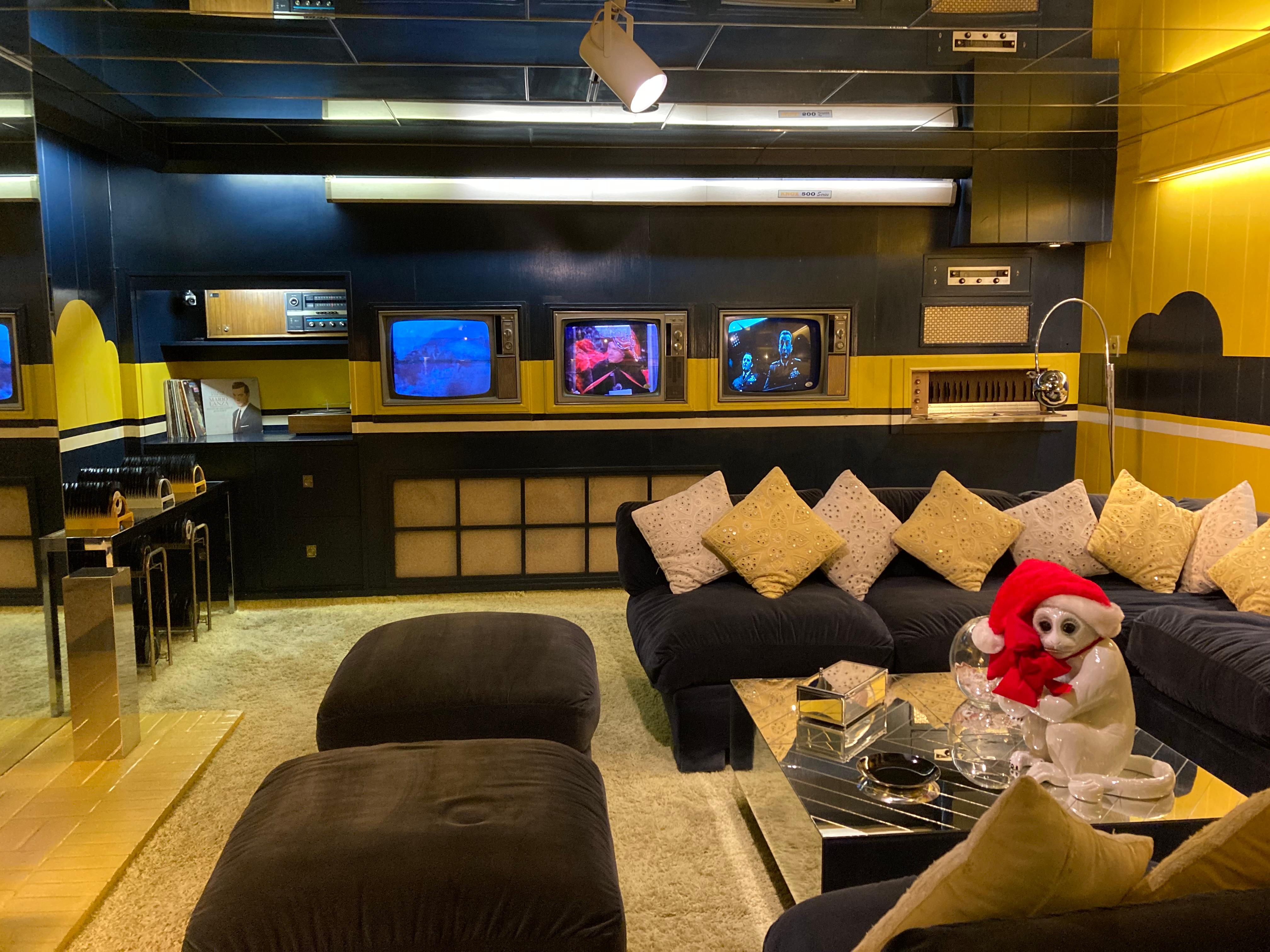 Elvis' Fernsehzimmer im Keller des Anwesens - mit gleich drei TV-Geräten nebeneinander: Während Graceland auf Besucherinnen und Besucher oftmals kleiner wirkt als in deren Vorstellung, sorgt die Vielfalt, mit der die Räume des Anwesens ausgestattet sind, für Staunen. Wie viel Geld Elvis für die Möbel und andere Einrichtung bezahlt hat, lässt sich in einem kleinen Museum nebenan nachlesen.  