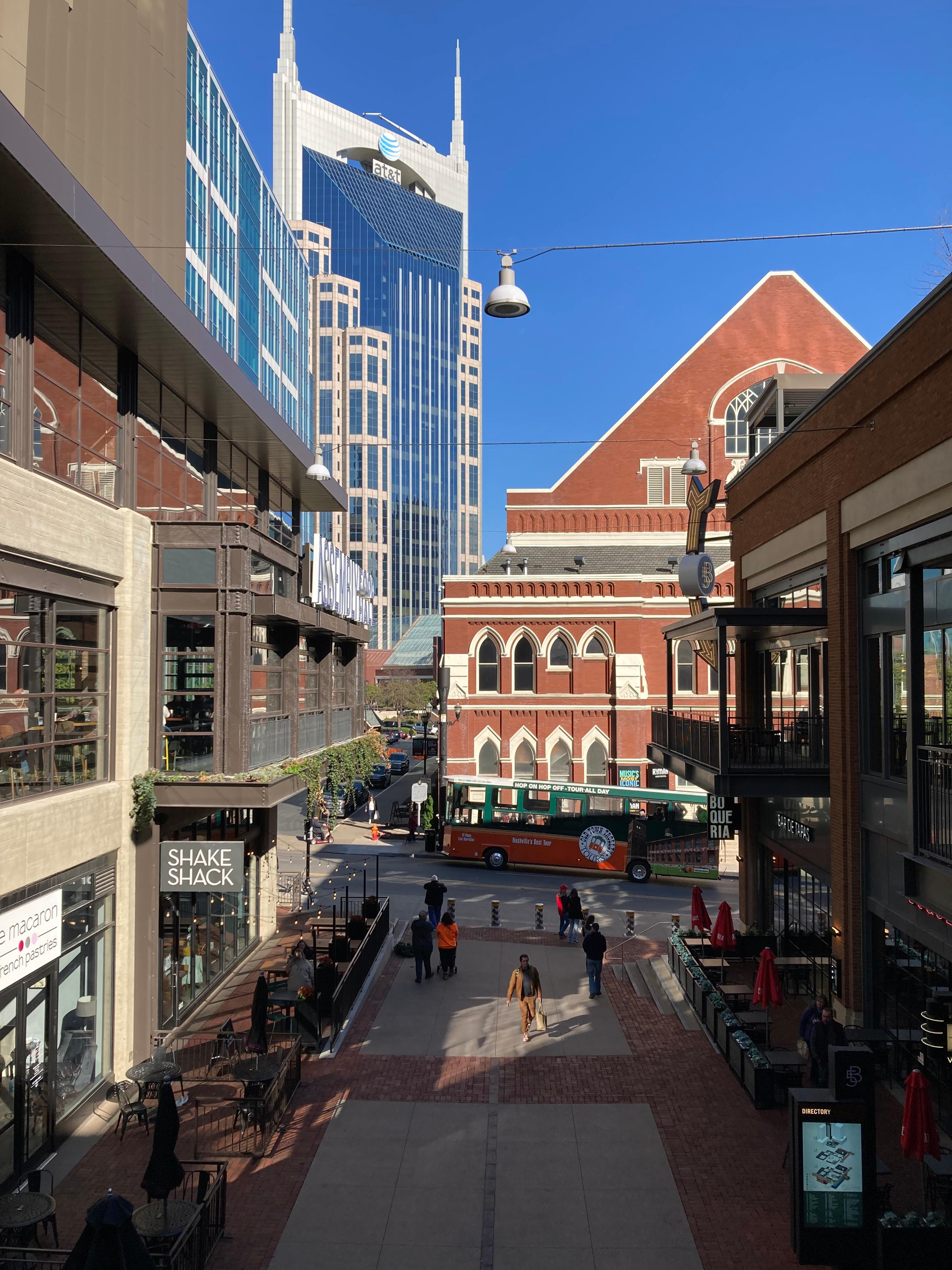 Auf die Idee, Nashville für eine bloße historische Kulisse, ein Abziehbild der Vergangenheit, zu halten, käme aber niemand, der seinen Fuß in die Stadt setzt. Hinter den Country-Bars des Broadway ragen Wolkenkratzer auf...