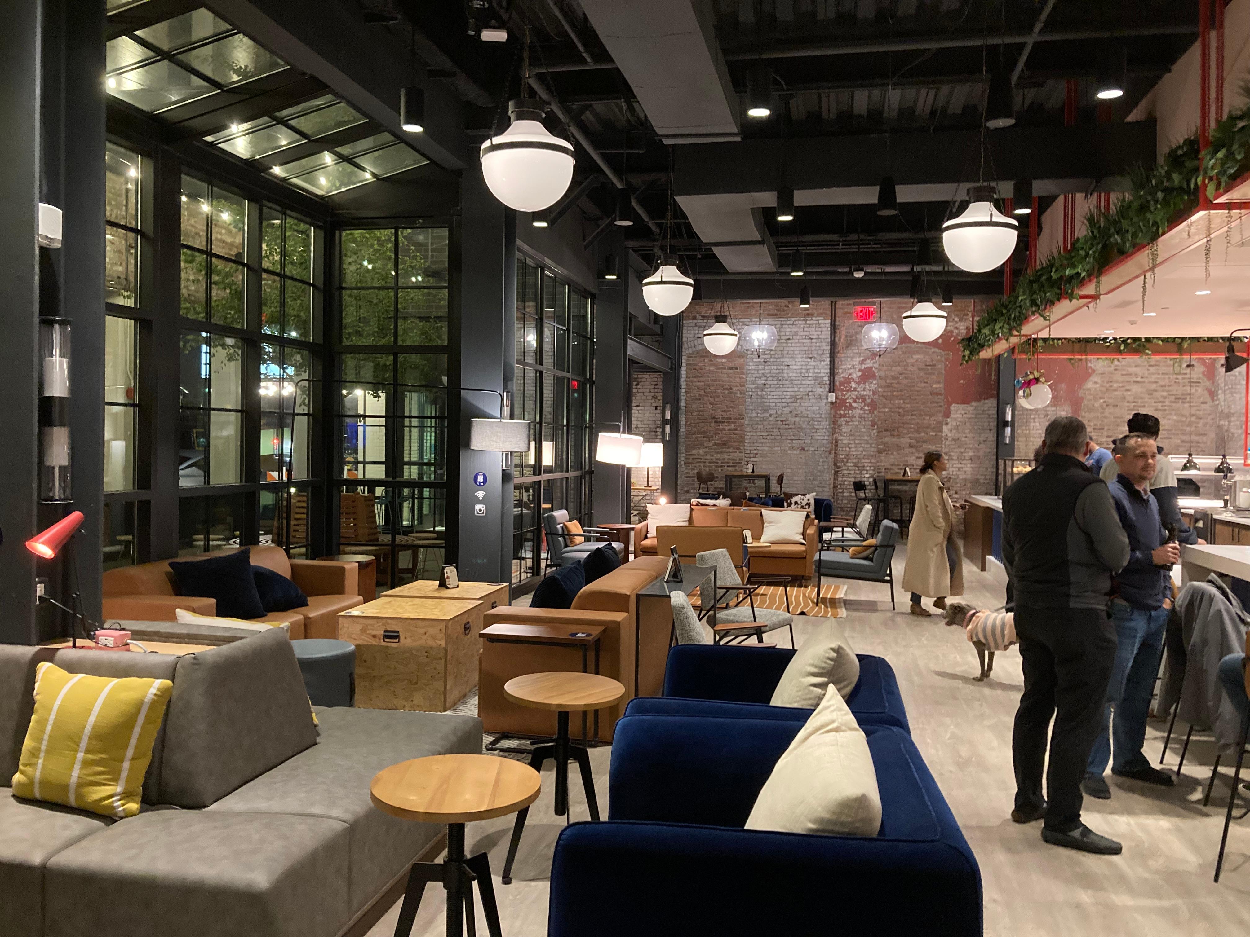 Gebäude abreißen und durch einen Neubau ersetzen - so einfach machen sie es sich in Memphis, wo man sich seiner Geschichte bewusst ist, selten - und das ist auch gut so. Eine Beispiel hierfür ist das Hotel Caption der Kette Hyatt mit seinen Backsteinen und Stahlträgern. Die spannende Reisereportage zu dieser Bildergalerie lesen Sie hier in unserem Premium-Portal nn.de