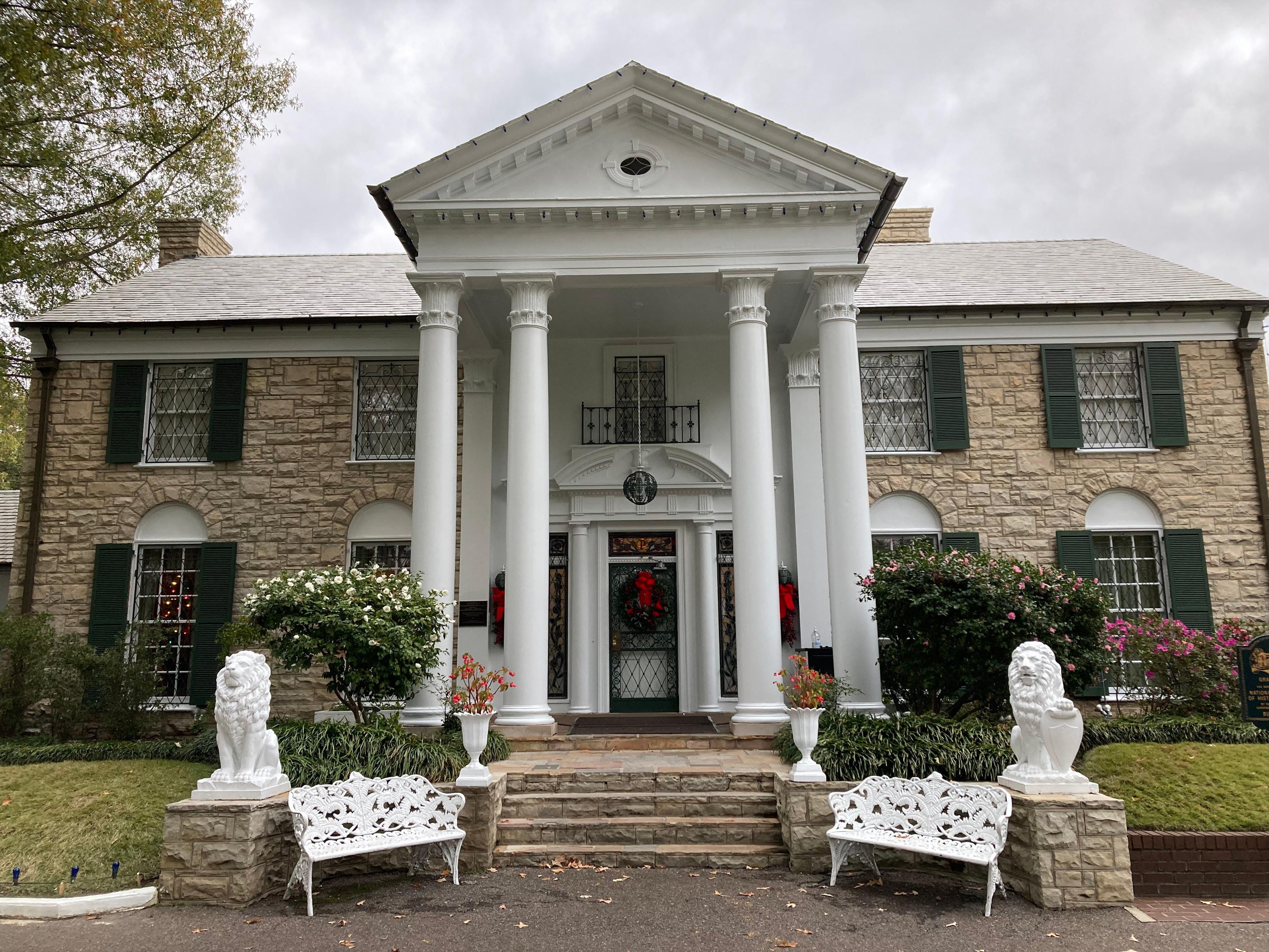 Klar, der Besuch in Graceland ist Pflichtprogramm - aber ein lohnendes! In dem Anwesen in Memphis lebte Elvis Presley von 1957 bis zu seinem Tod 1977. Besucherinnen und Besucher dürfen sich Erdgeschoss und Keller ansehen, der erste Stock aber ist tabu. Elvis habe seine Gäste stets im Erdgeschoss empfangen und nie in seine Privaträume oben im Haus geführt, heißt es zur Begründung. Mancher vermutet scherzhaft: Es darf nur niemand rauf, weil Elvis dort noch immer lebt. Dies würde jedoch bedeuten, dass das Grab neben dem Haus leer wäre - was dann doch die wenigsten ernsthaft glauben. Die spannende Reisereportage zu dieser Bildergalerie lesen Sie hier in unserem Premium-Portal nn.de