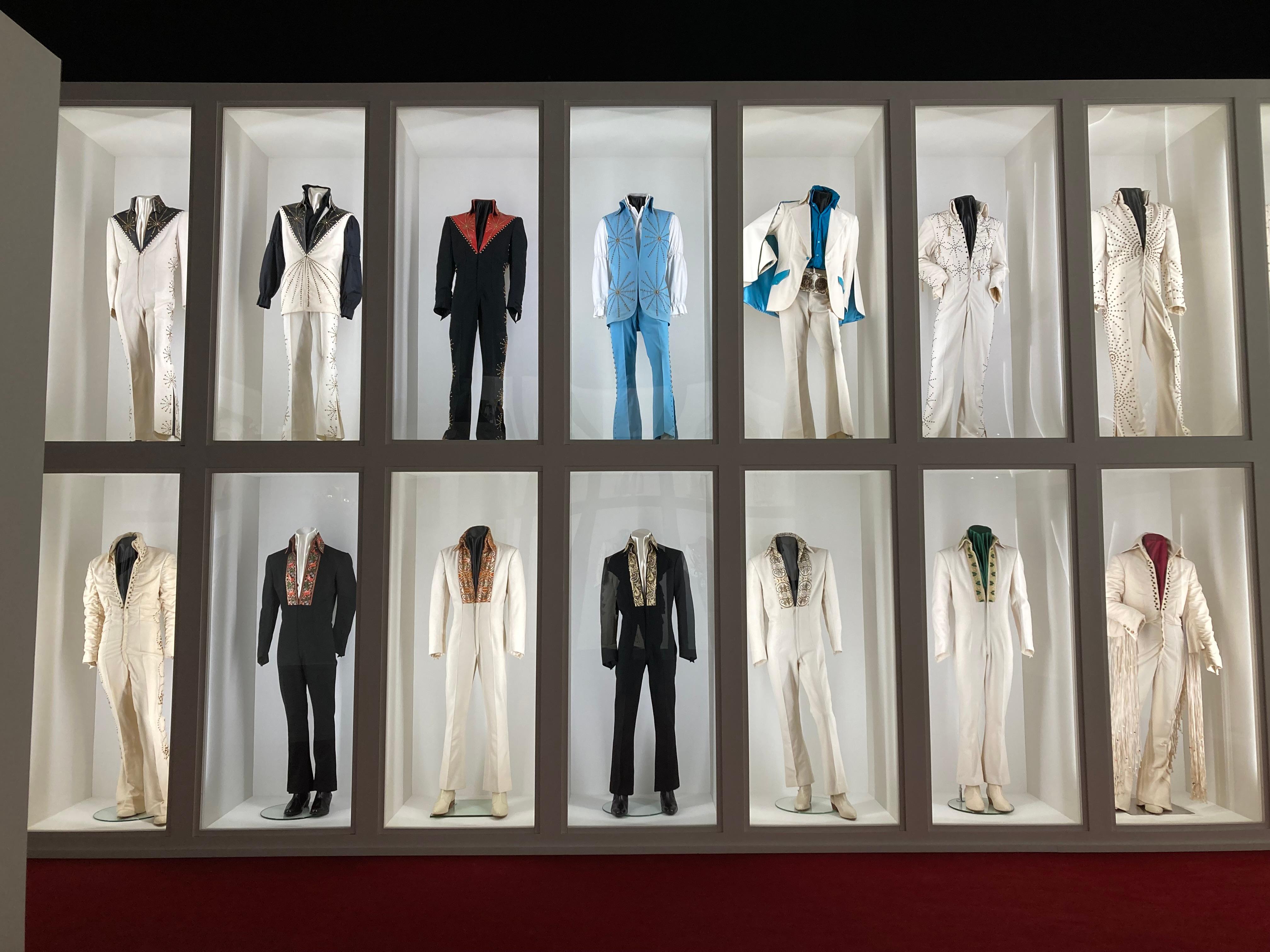 Inbegriffen in ein Ticket für Graceland sind auch die spektakulären Ausstellungen, in denen Elvis' Jumpsuits (Foto) und seine Autos zu sehen sind - darunter der berühmte Pink Cadillac. Die schiere Größe der Sammlungen ist beeindruckend. Eine von ihnen widmet sich auch Elvis' Zeit als Soldat in Deutschland. Die spannende Reisereportage zu dieser Bildergalerie lesen Sie hier in unserem Premium-Portal nn.de