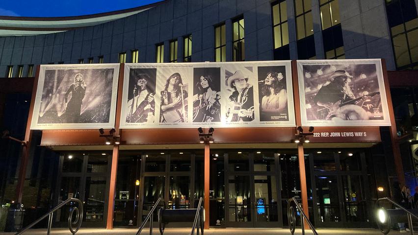 Haben die Gralshüter der Tradition inzwischen ihren Frieden mit Taylor Swift gemacht? An der Country Music Hall of Fame prangt ein Banner, auf dem sie zu sehen ist (links).