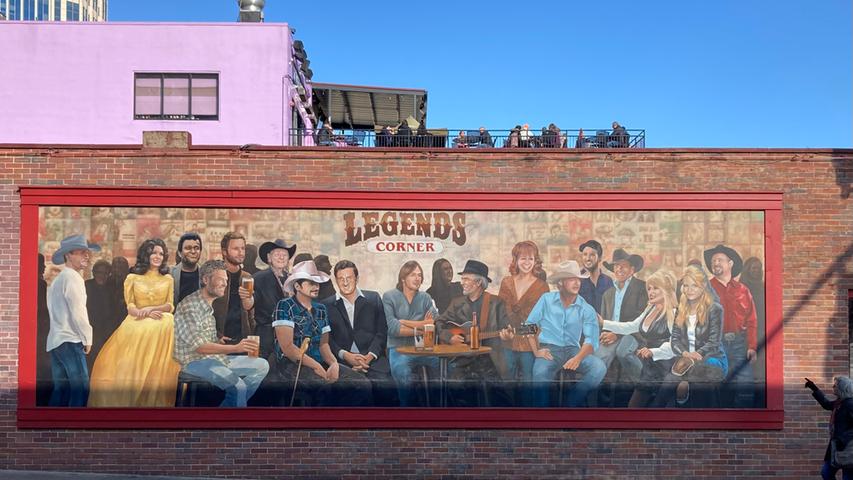 An der Legends Corner sind die Legenden des Country abgebildet - darunter Dolly Parton, Johnny Cash und Willie Nelson. Taylor Swift haben sie übermalt: Das konservative Nashville-Establishment, das für sich die Deutungshoheit darüber reklamiert, was Country ist und was nicht, störte sich an Swifts Wechsel zur Popmusik. 