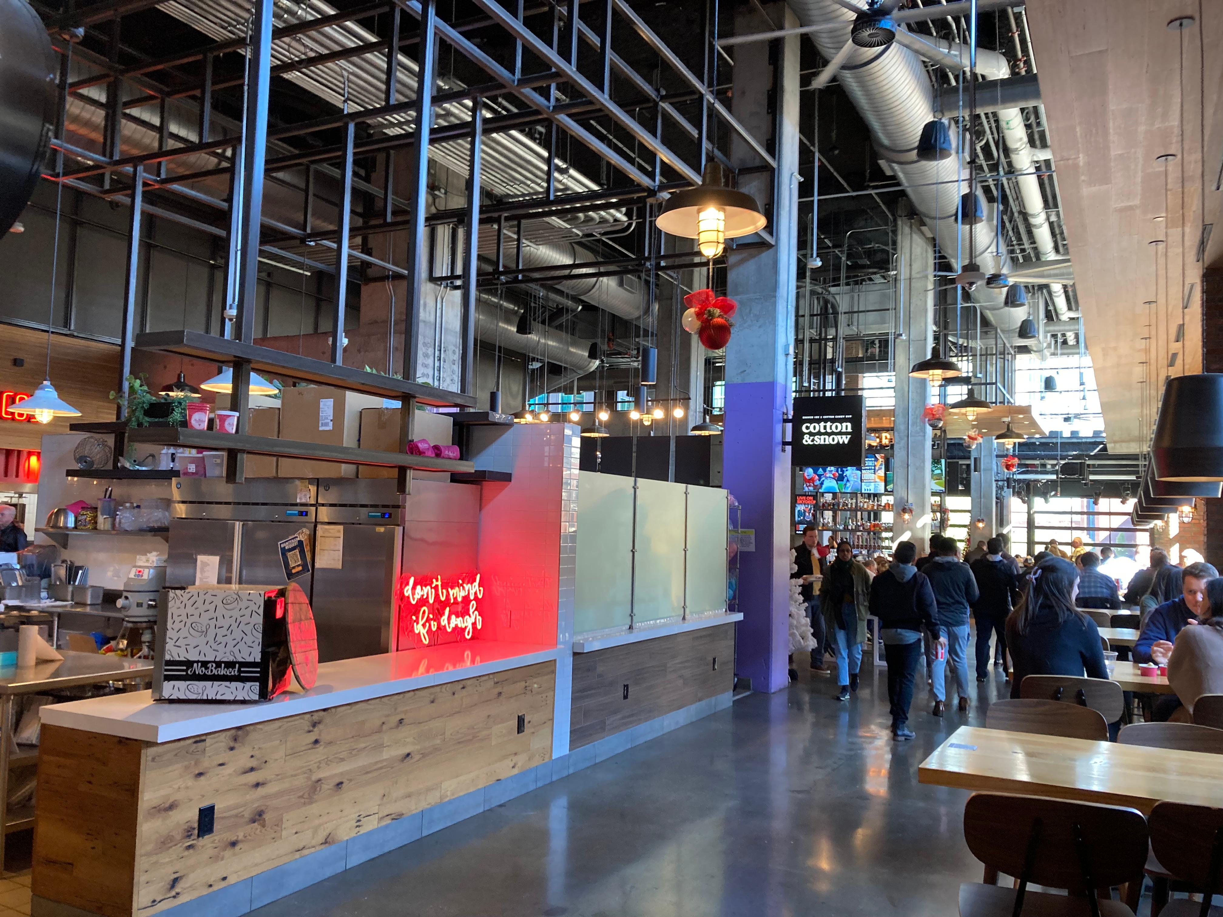 Direkt gegenüber dem Predators-Stadion hat 2021 die Assembly Food Hall eröffnet, die Altes und Neues, Industriestil mit moderner Restaurant-Architektur, verbindet – und selbst eiligen Besucherinnen und Besuchern einen Geschmack von der Vielfalt der Südstaatenküche gibt. Eine gute Adresse ist die Food Hall auch für Veganer und Vegetarier. Die spannende Reisereportage zu dieser Bildergalerie lesen Sie hier in unserem Premium-Portal nn.de