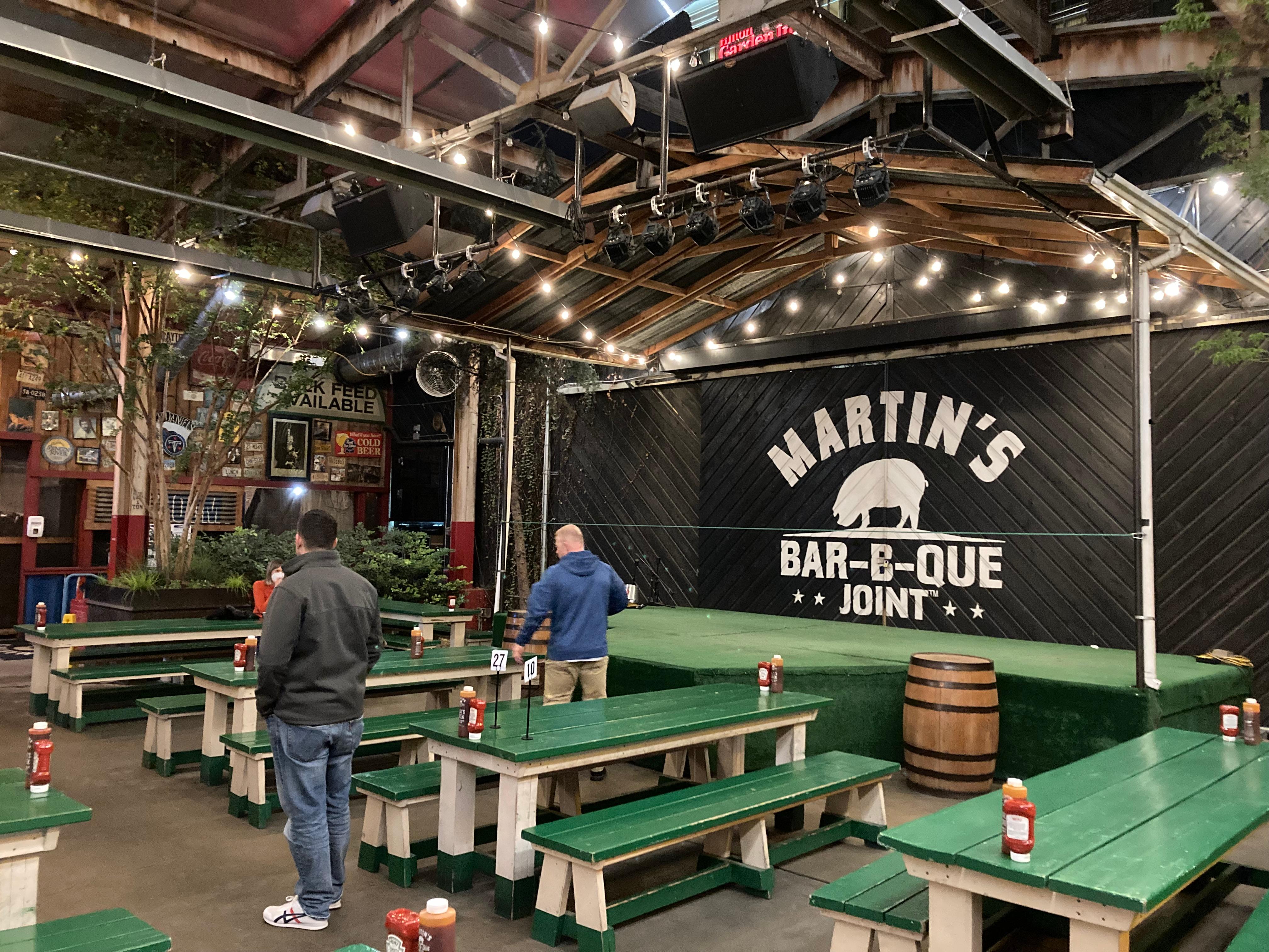 "Martin's Bar-B-Que Joint" hat es zu einiger Berühmtheit gebracht - Fernsehteams und Magazin-Journalisten schauen hier regelmäßig vorbei. Das Erfolgsrezept von Pat Martin, der inzwischen auch gefeierter (Koch-)Buchautor ist: Von Brisket Tacos bis Catfish werden alle Gerichte frisch zubereitet - und das Fleisch 24 Stunden lang geschmort. Die spannende Reisereportage zu dieser Bildergalerie lesen Sie hier in unserem Premium-Portal nn.de