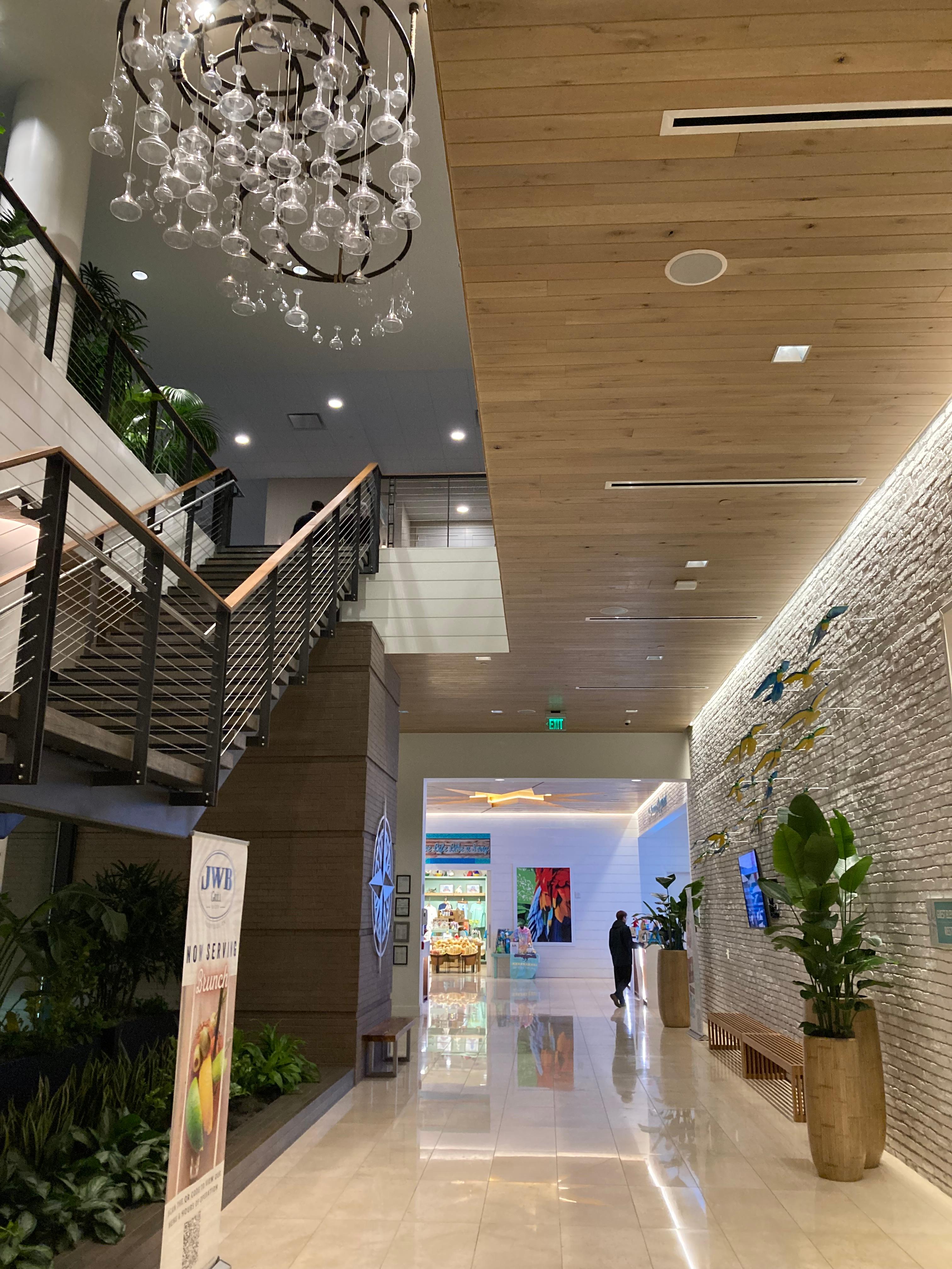 "Margaritaville" ist ein Country-Song von 1977 - und so heißt auch das Margaritaville Hotel, das seinen Gästen kurze Wege nach Downtown bietet. Designt ist es ganz im Sinne von Tequila und Lime, wie nicht nur an der Lampe in der Lobby zu sehen ist. 