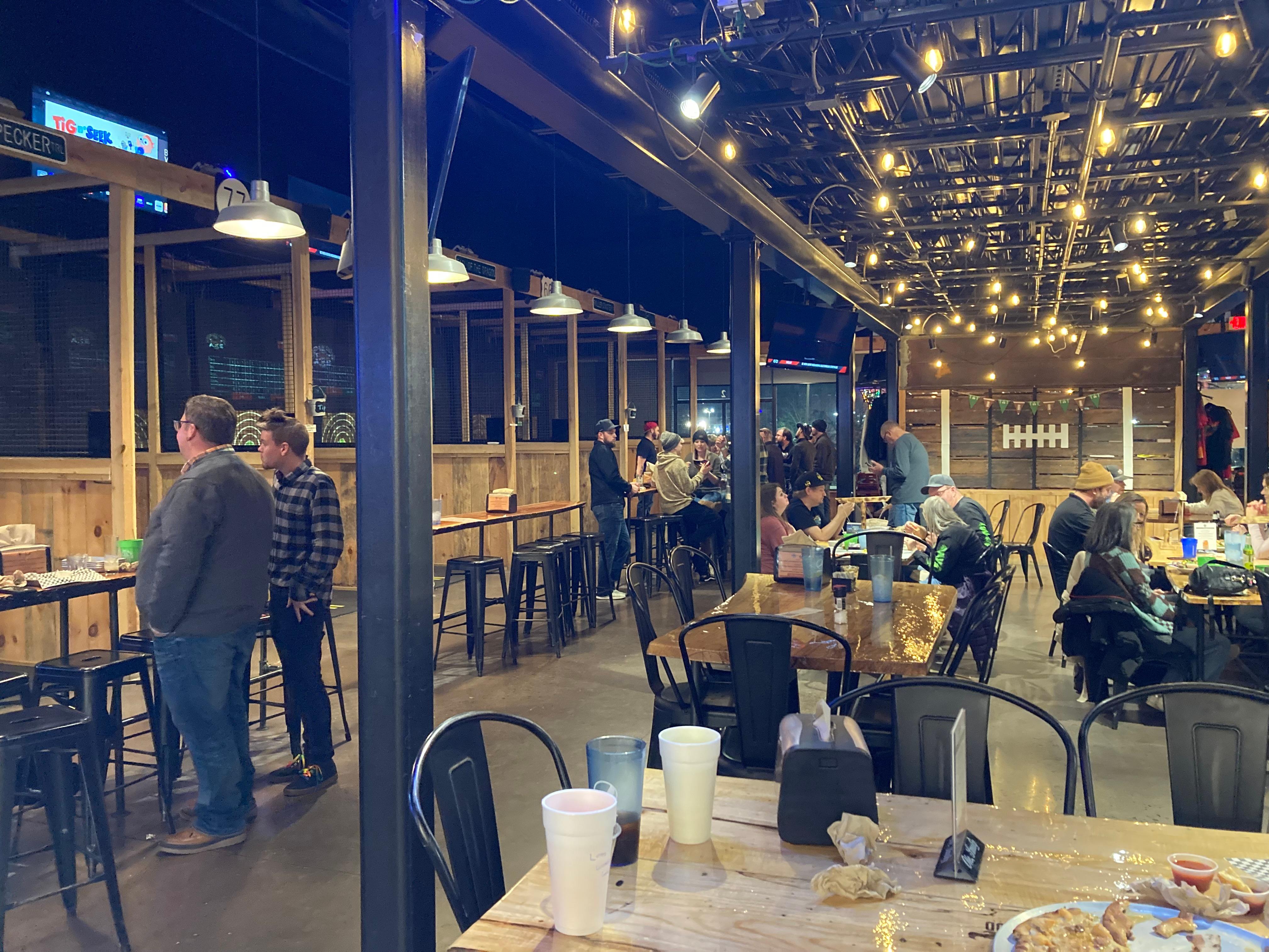 Diese Kombination wäre in Deutschland kaum denkbar: Eine Pizza essen und nebenbei auf Scheiben Axtwerfen - bei "Country Roads Axe Co. featuring West by God CoalFired Pizza" ist genau das möglich. Die richtige Adresse für einen Abend mit Freunden. 