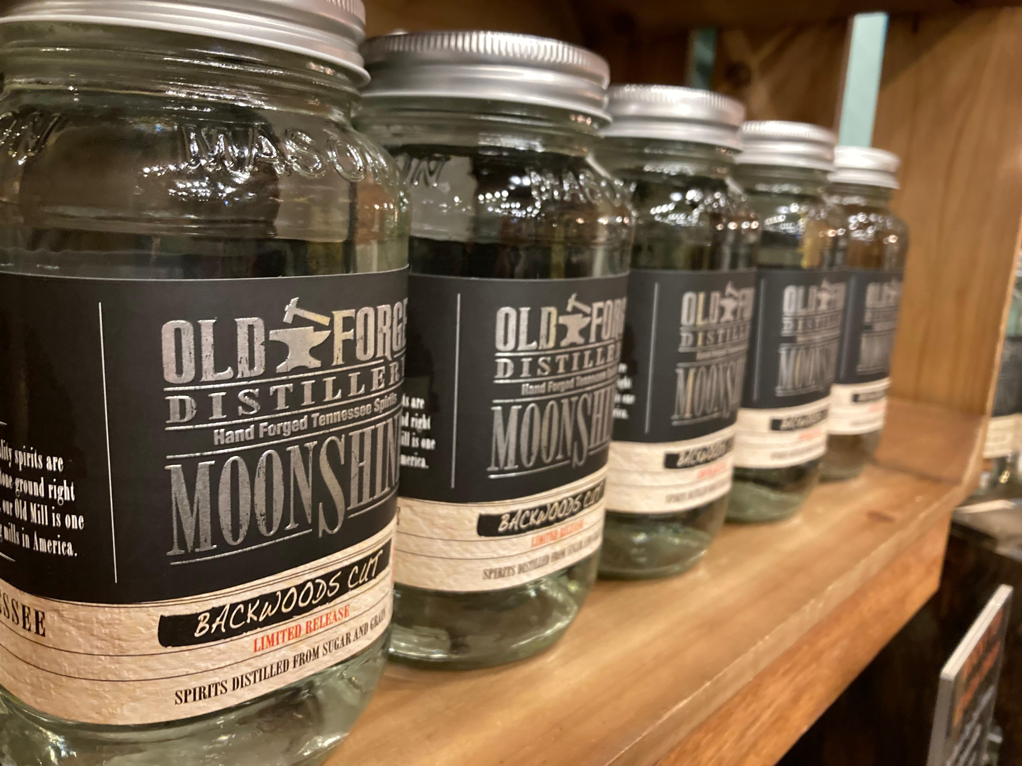 ...wird in der Old Forge Distillery Moonshine Whiskey gebrannt und verkauft. Moonshine, also Mondschein, heißt er deswegen, weil er einst illegal in der Nacht gebrannt wurde. Mit der Schwarzbrennerei versuchten die Menschen in Tennessee, in wirtschaftlich schwierigen Zeiten über die Runden zu kommen. Der Name Moonshine ist geblieben, auch wenn sich die meisten Brenner inzwischen an Recht und Gesetz halten. Die spannende Reisereportage zu dieser Bildergalerie lesen Sie hier in unserem Premium-Portal nn.de