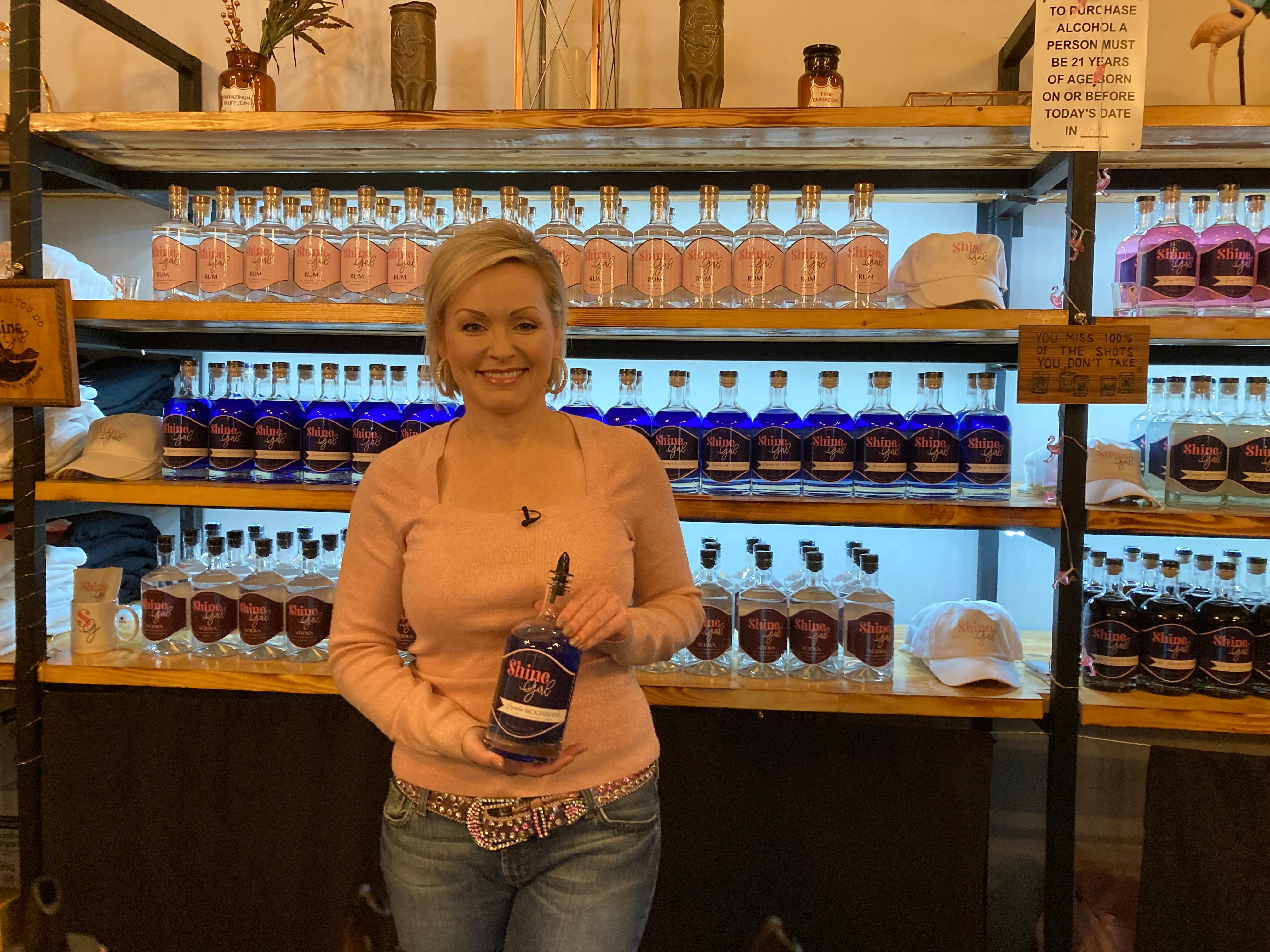 Ja, sie hat zweifellos Ähnlichkeit mit ihrer berühmten Tante: Danielle Parton ist die Nichte von Dolly Parton, aber sie ist weit mehr, nämlich Air-Force-Pilotin und Whiskey-Brennerin. Unbedingt probieren sollten Besucherinnen und Besucher ihrer Destillerie "Shine Girl" nahe dem Ort Sevierville den Lavendel-Likör. Partons Auftritt in der Reality-TV-Show "Moonshiners" gab ihr zuletzt einen Popularitätsschub. Die spannende Reisereportage zu dieser Bildergalerie lesen Sie hier in unserem Premium-Portal nn.de