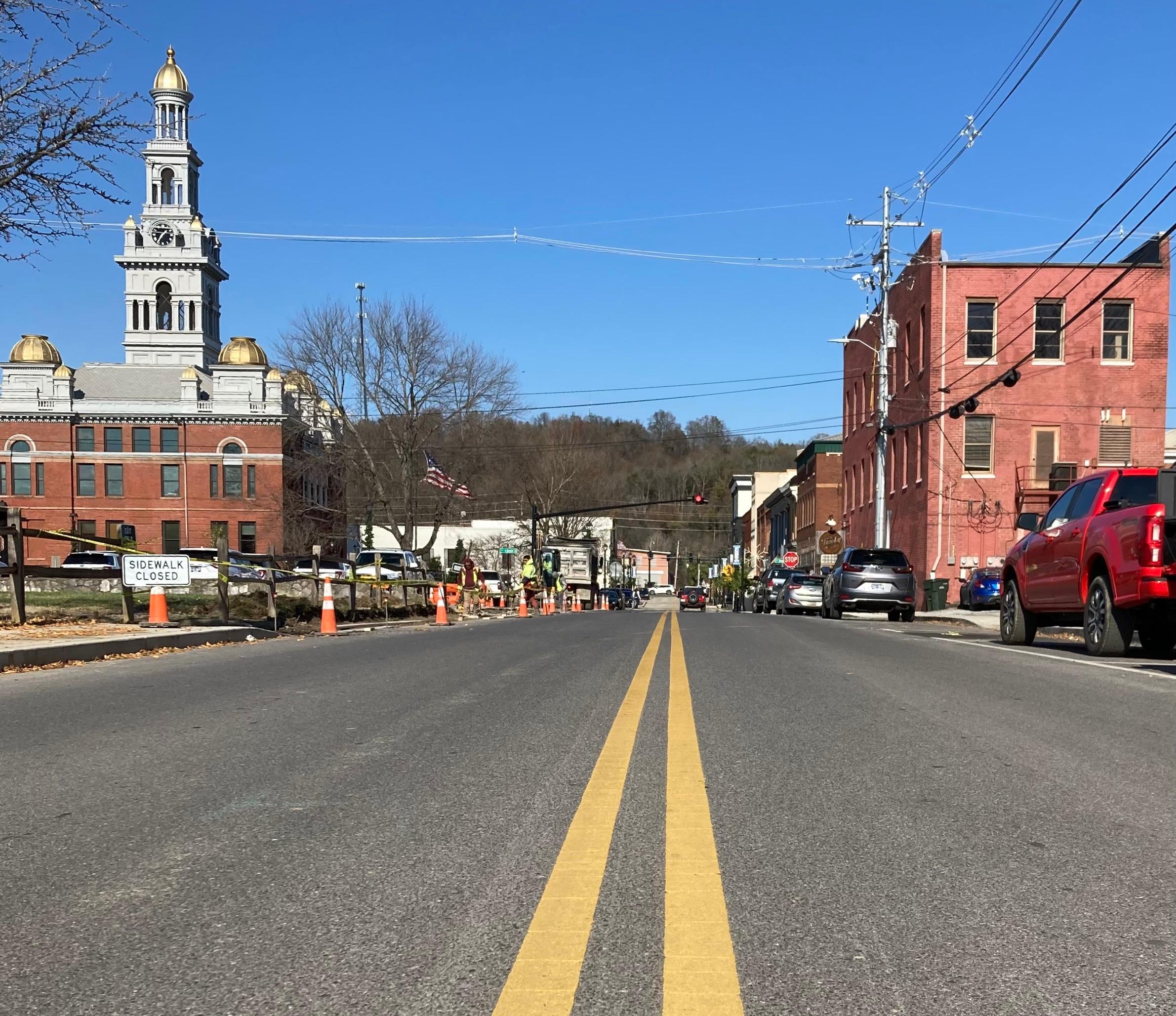 Sevierville ist Small Town America wie aus dem Bilderbuch - eine ruhige, gepflegte Kleinstadt mit Gerichtsgebäude und einer berühmten Tochter: Dolly Parton wuchs hier auf. Eine Bronzestatue zeigt sie als junges Mädchen mit Gitarre - dass sie ihr gewidmet wurde, nannte Parton eines der Dinge, auf die sie am meisten stolz sei.    