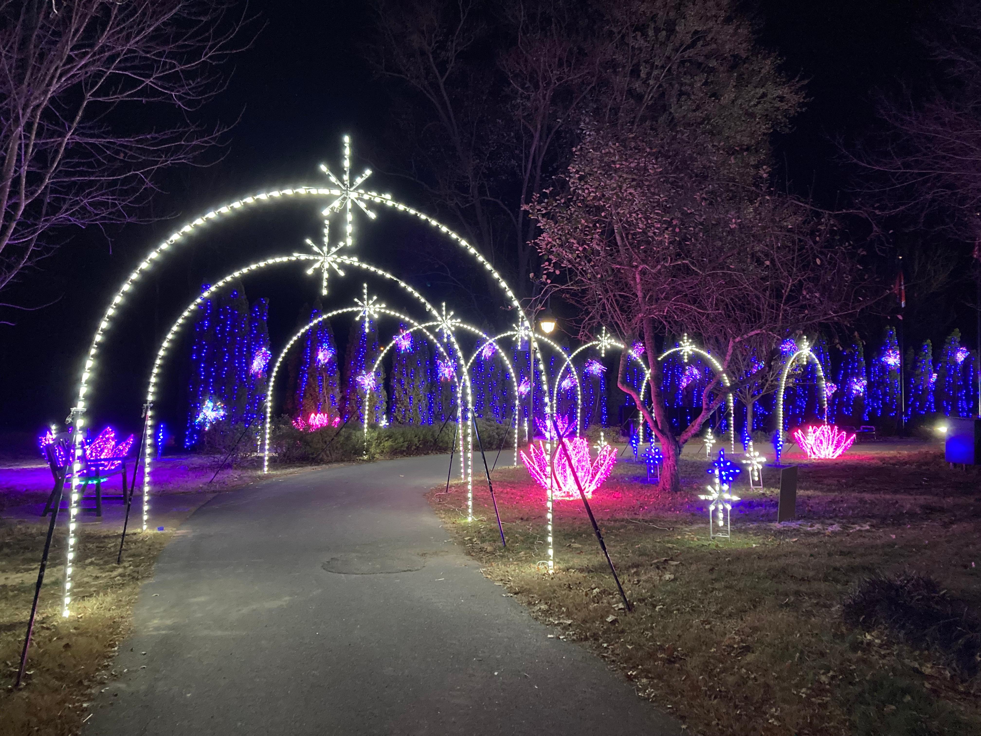 Der Winter ist die Zeit, in der traditionell am wenigsten los ist in den Smoky Mountains. Um dennoch Touristen zu gewinnen, setzt Old Forge auf den Zauber Tausender Lichter, die einen Weg entlang des Flusses säumen. "Wonders of Light Walking Tour" heißt das Ganze und erinnert ein wenig an einen deutschen Weihnachtsmarkt - nur ohne den Glühwein. Die spannende Reisereportage zu dieser Bildergalerie lesen Sie hier in unserem Premium-Portal nn.de