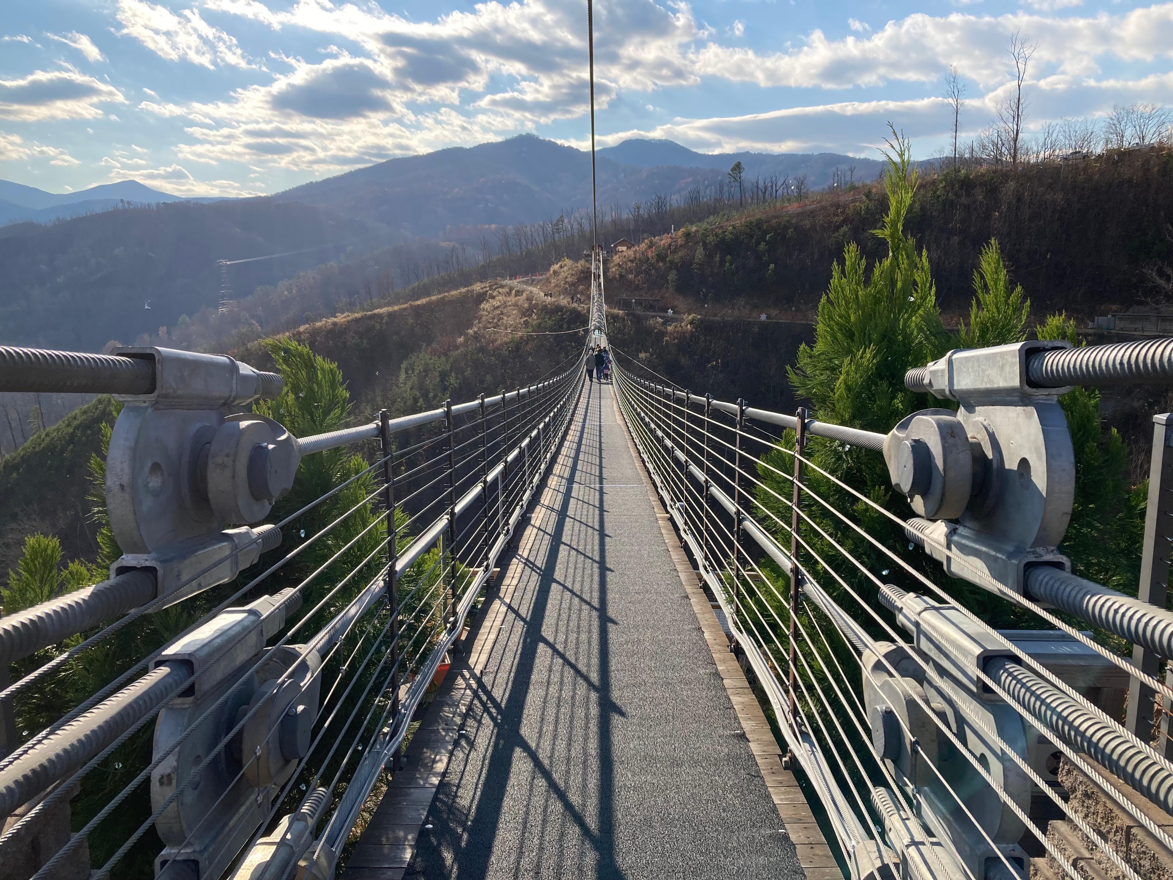 Wenn Sevierville eine Kleinstadt aus dem Bilderbuch ist, dann steht Gatlinburg sinnbildlich für das, was manche Deutsche an Amerika nicht mögen: Die Stadt ist bunt, schrill und noch dazu voller Touristen. Viele von ihnen lassen sich per Sessellift bequem zu Attraktionen wie der SkyBridge (Foto) bringen. Außerhalb von Gatlinburg bietet der Nationalpark aber genau das, was sich viele von ihm erhoffen: Erholung in Amerikas atemberaubender Natur.  
