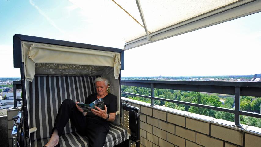 Der Strandkorb in luftiger Höhe: Der Balkon von Norikus-Bewohner Peter Vogel hat Urlaubs-Flair.