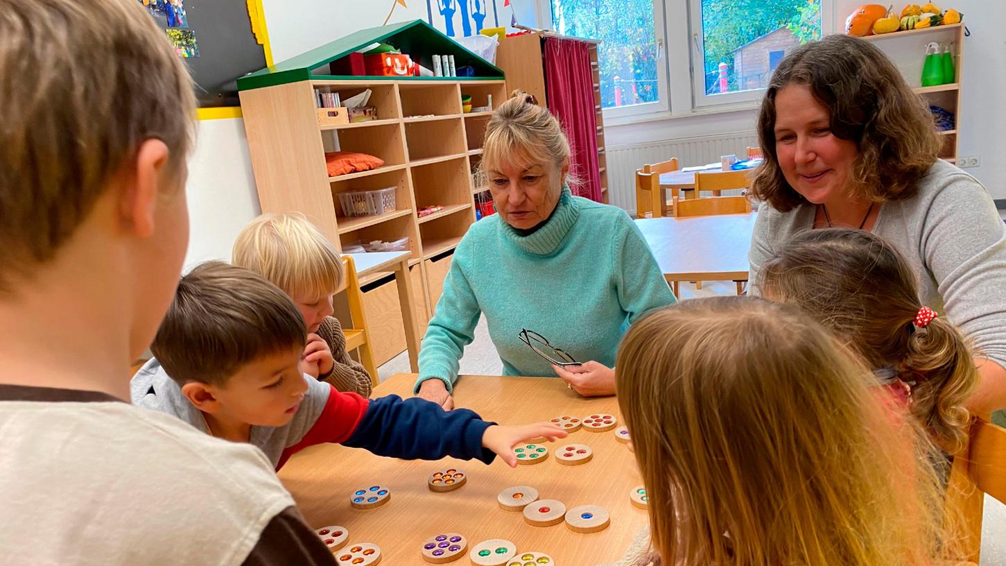 Bei ihrem Besuchstag in der Kindertagesstätte Hoppetosse der Johanniter in Schwabach ließ sich Sabine Weigand (li.) von Leiterin Nadine Neumann und den Kindern Spiele zeigen.