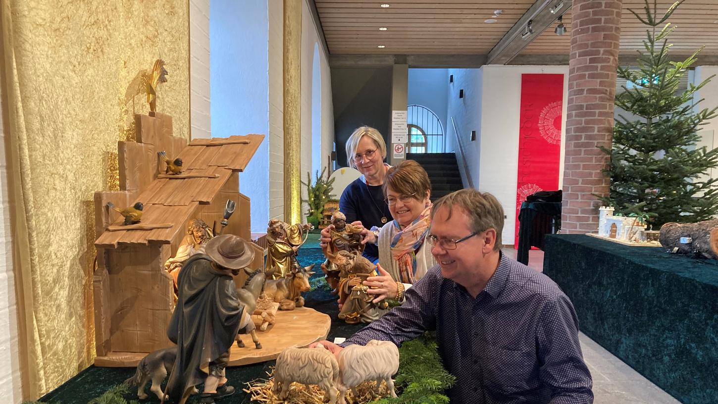 Michaela Walter-Nutz, Doris Mirwald und Klaus Schubert von der KEB Neumarkt: Sie kümmern sich um eine Krippe aus dem Nachlass von Pfarrer Burzius, die er der St.-Johannes-Gemeinde hinterließ. Michaela Walter-Nutz, Doris Mirwald und Klaus Schubert von der KEB Neumarkt: Sie kümmern sich um eine Krippe aus dem Nachlass von Pfarrer Burzius, die er der St.-Johannes-Gemeinde hinterließ.
