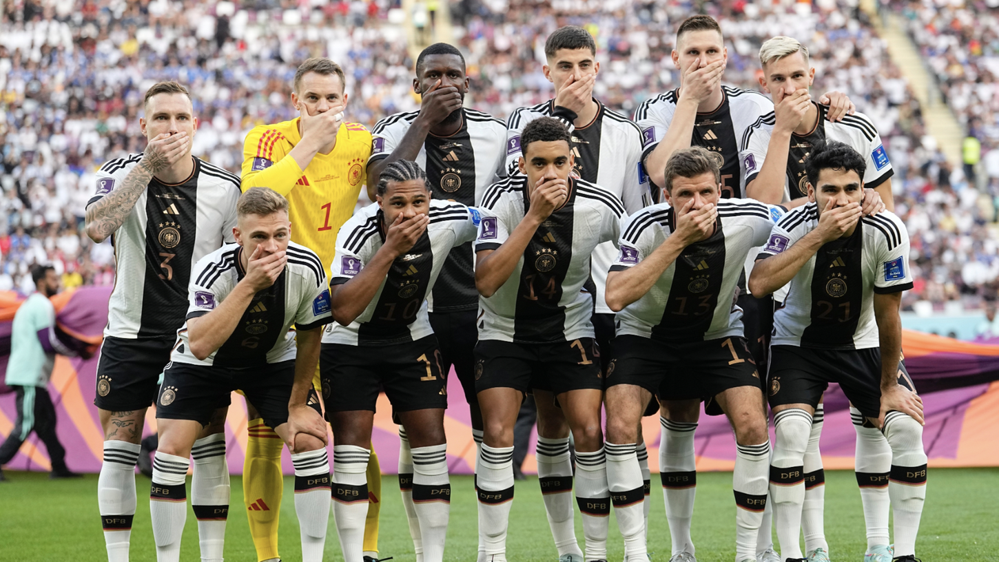 Setzen vor dem ersten WM-Spiel gegen Japan ein Zeichen gegen die FIFA. Die Startelf des DFB. 