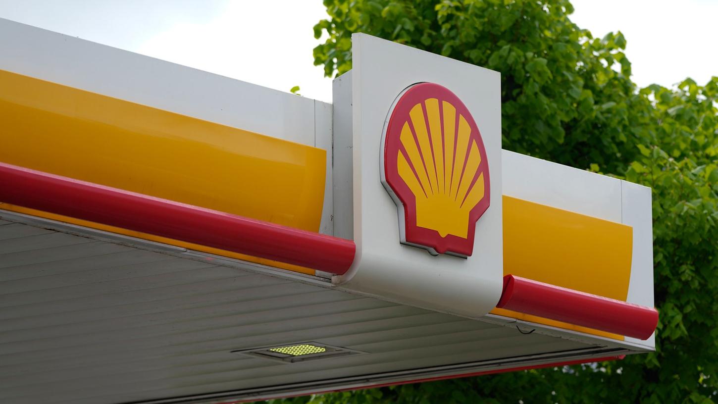 Das Logo des Ölkonzerns Shell: Die Preise an Tankstellen gehen wieder nach unten.