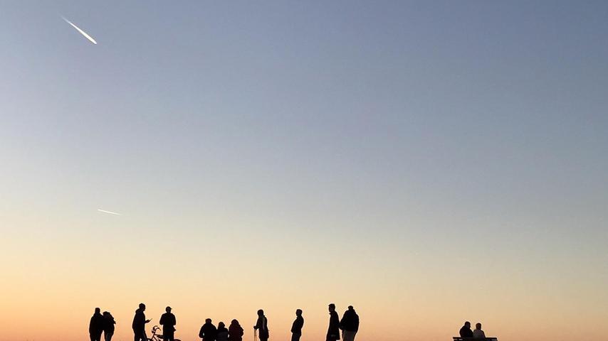 Wie ein Scherenschnitt: Sonnenuntergang auf dem Fürther Solarberg. Mehr Leserfotos und Leserbriefe finden Sie hier.
